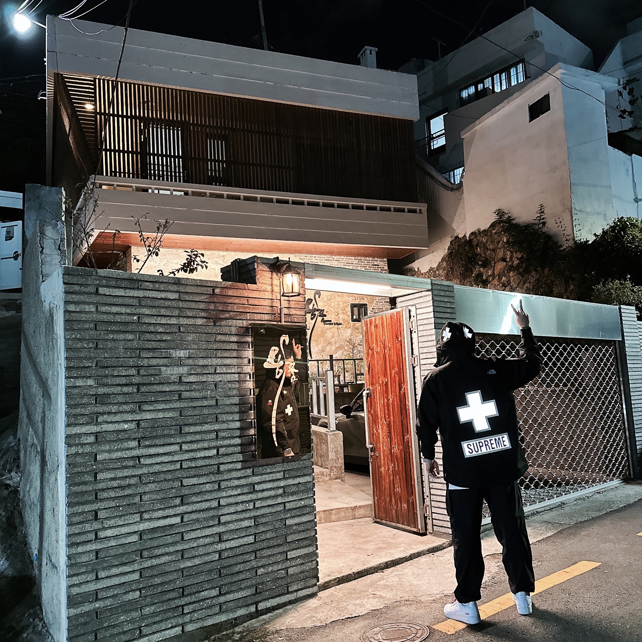 Nike x Supreme Air Force 1 Low White, Supreme x The North Face Summit Series Rescue Mountain Pro Jacket Black - 22SS 착용 스타일 - 3
