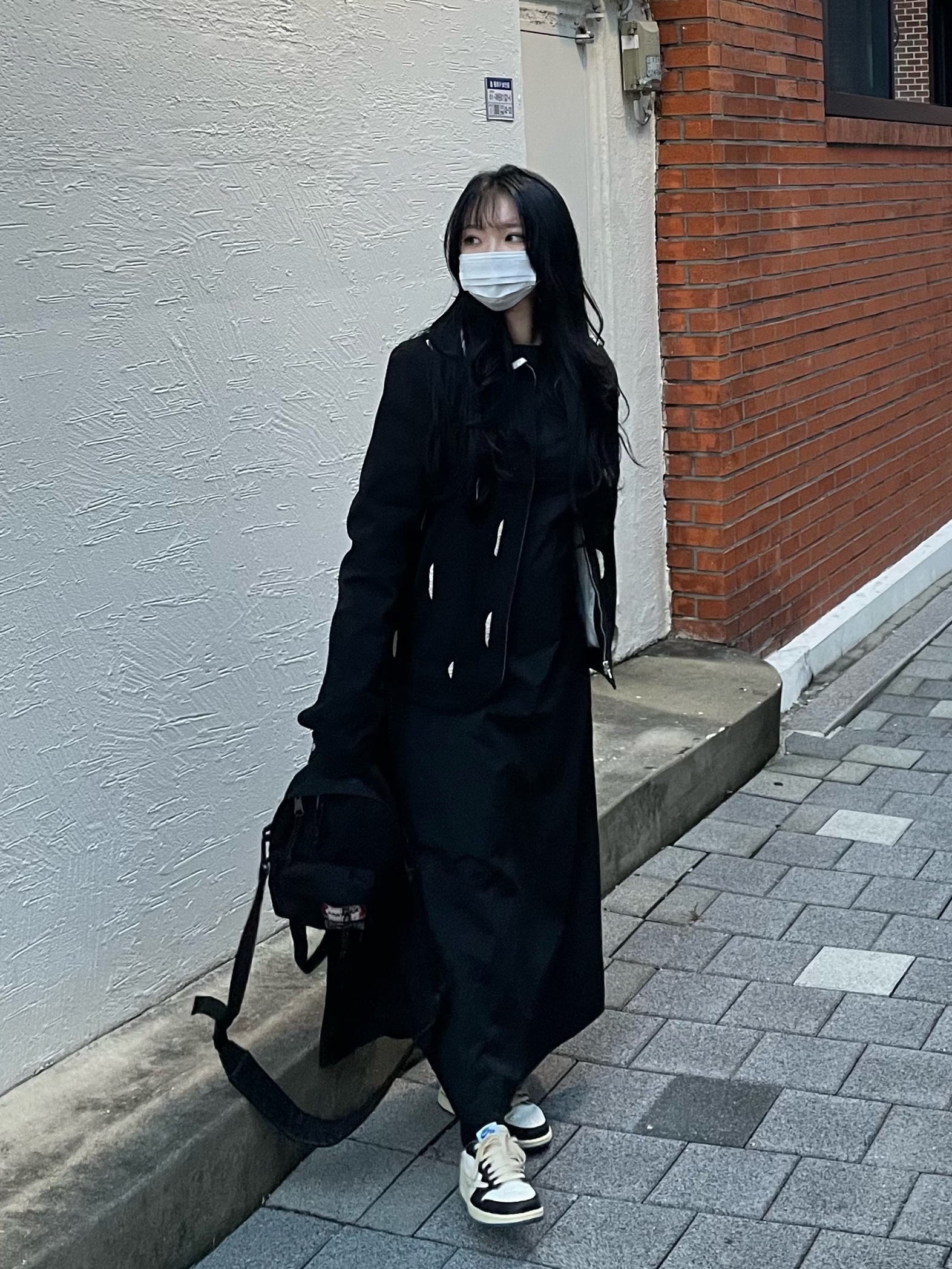 Jordan 1 x Travis Scott x Fragment Retro Low OG SP Military Blue, MM6 Maison Margiela x Eastpak Mini Shoulder Bag Black 착용 스타일 - 2