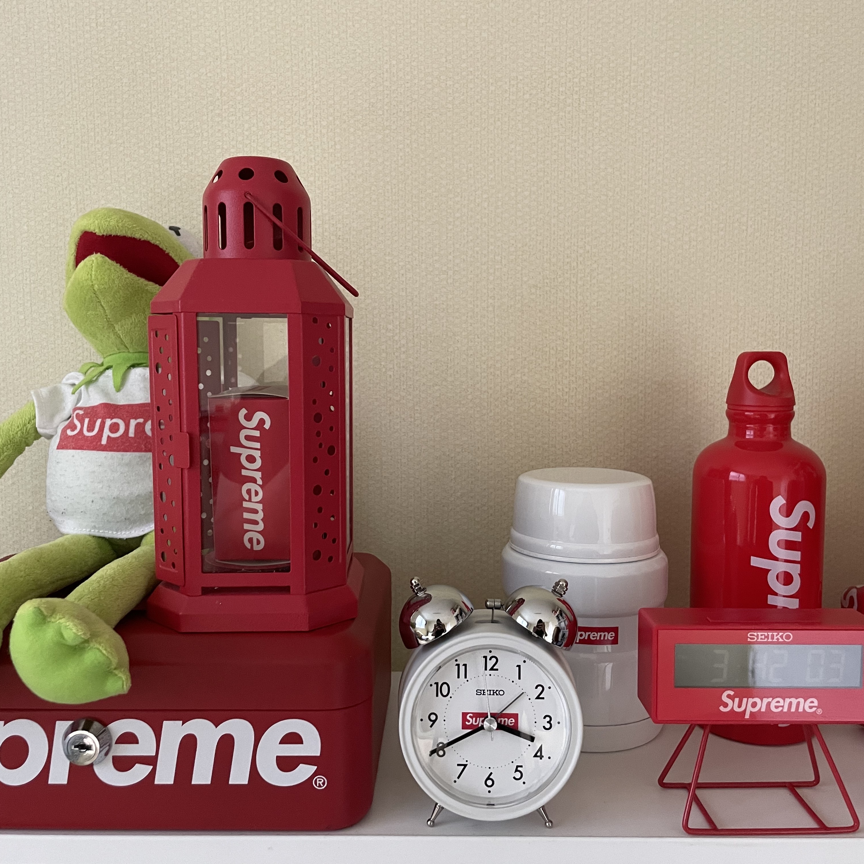 Supreme x Seiko Alarm Clock White - 22FW, Supreme x Seiko Marathon Clock - 21SS 착용 스타일 - 2