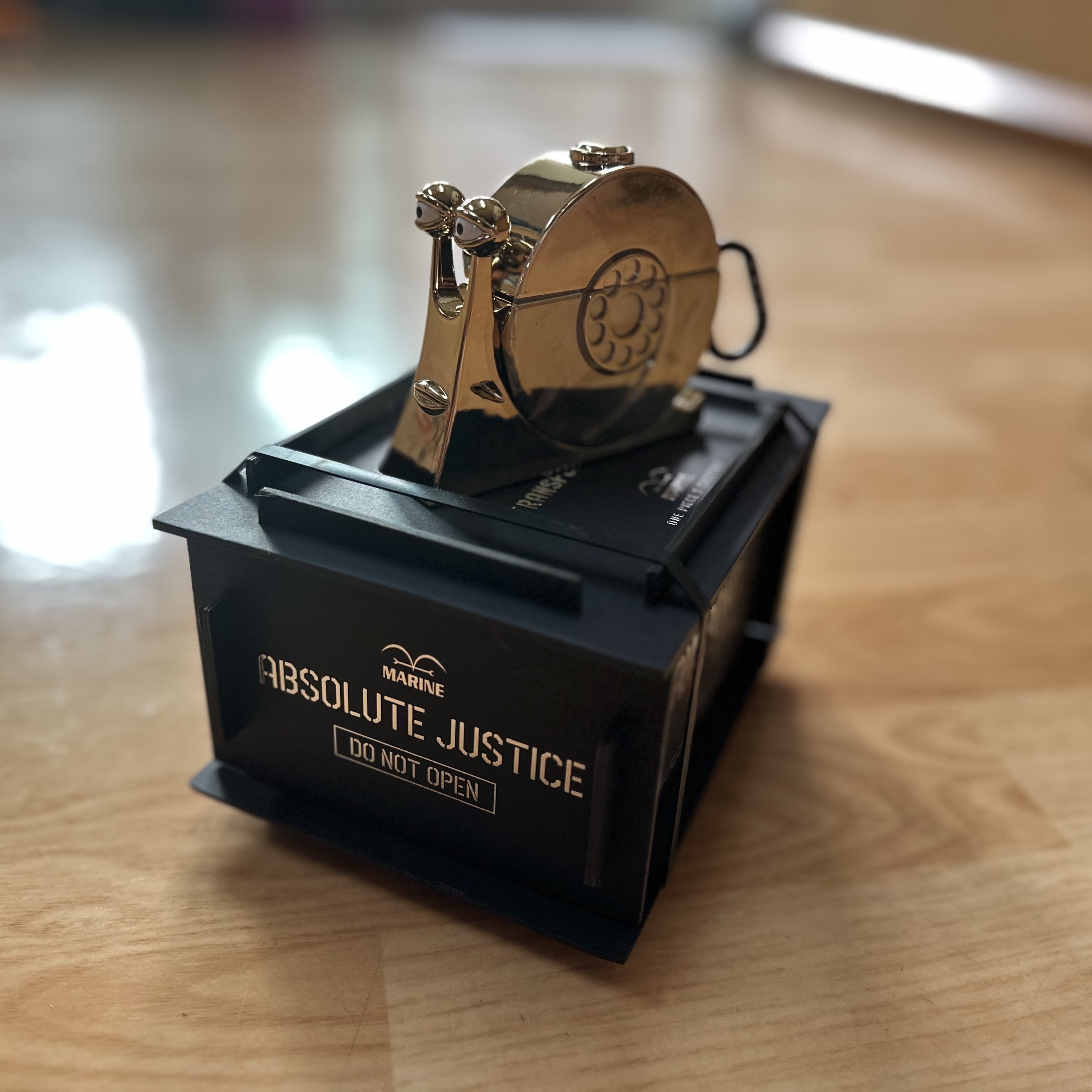 Casetify x One Piece Golden Transponder Snail 3D AirPods Pro 1st/2nd Gen Case Gold 착용 스타일
