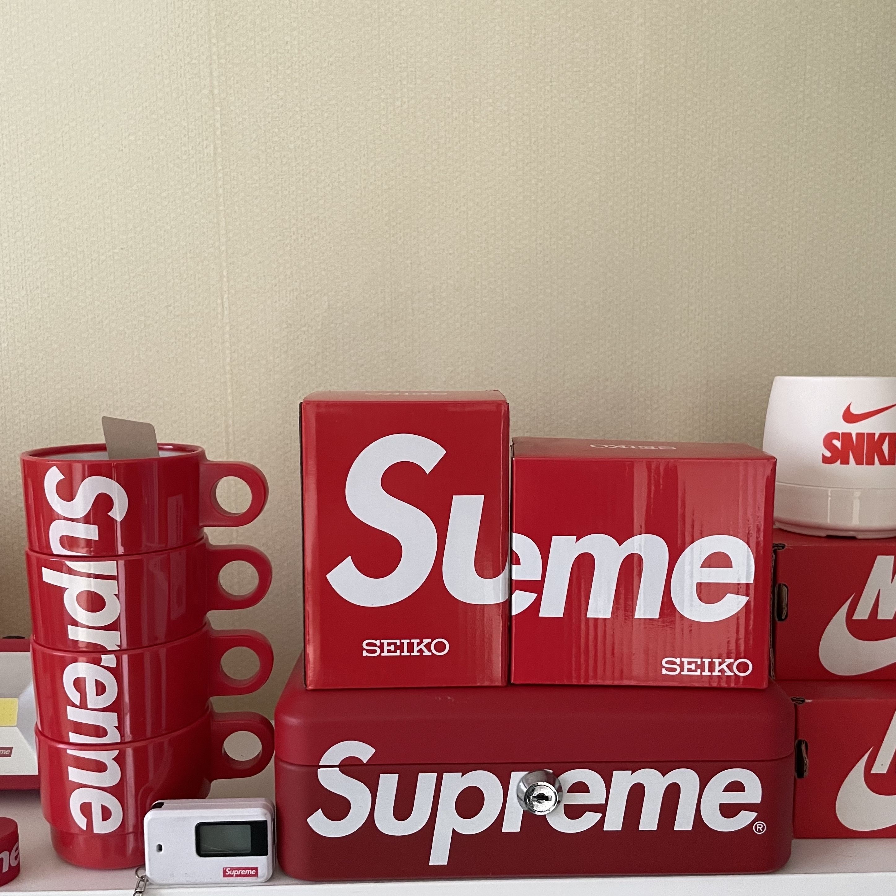 Supreme x Seiko Alarm Clock White - 22FW, Supreme x Seiko Marathon Clock - 21SS 착용 스타일 - 3