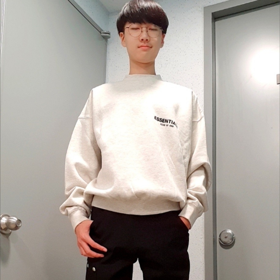 Essentials The Core Collection Crewneck Sweatshirt Light Oatmeal 착용 스타일 - 1
