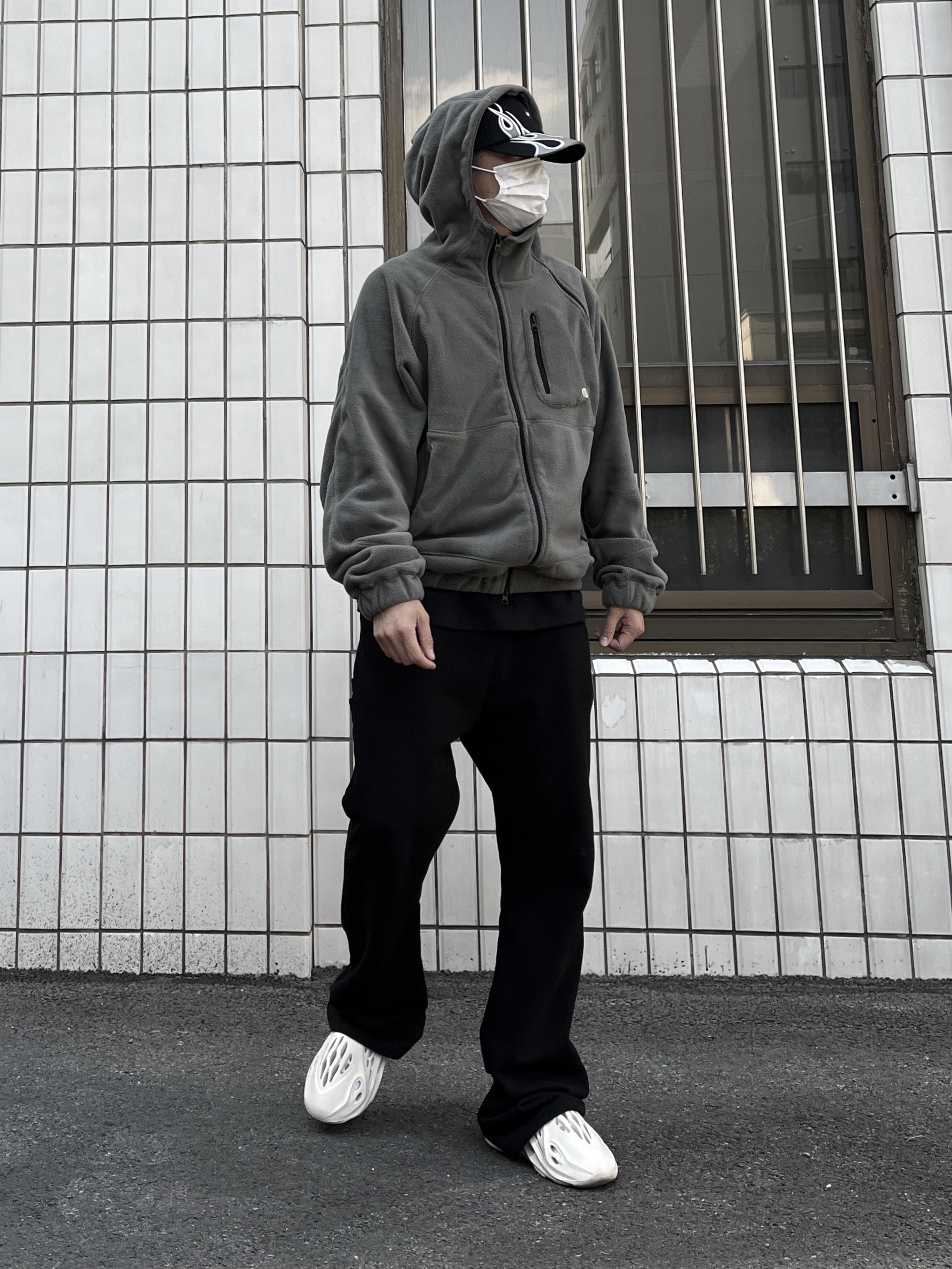 Adidas Yeezy Foam RNNR Sand, Yeezy Gap Engineered By Balenciaga Flame Cap Black 착용 스타일 - 2