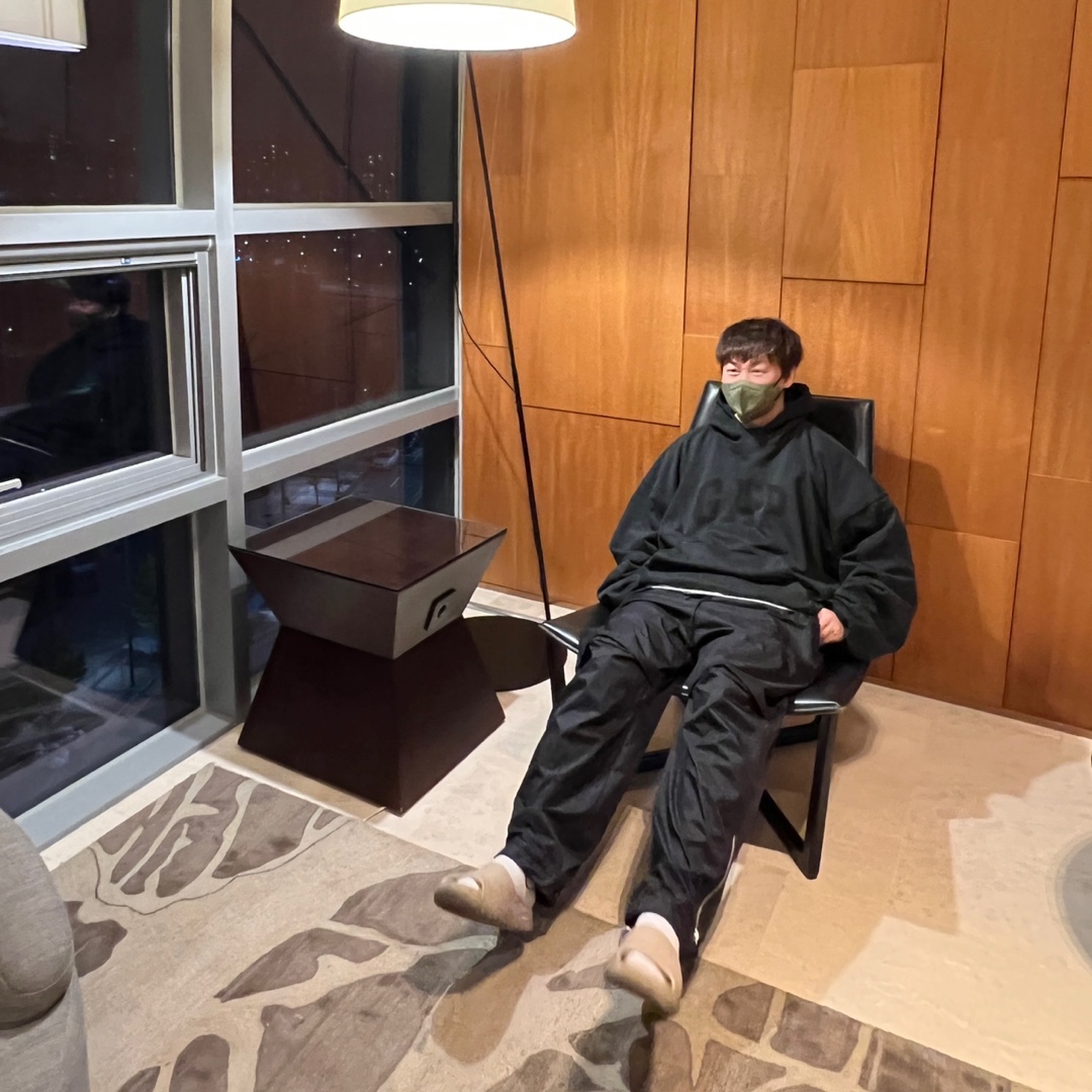 Yeezy Gap Engineered By Balenciaga Dove Hoodie Black, Adidas Yeezy Slide Pure - Re-Release Ver. 착용 스타일