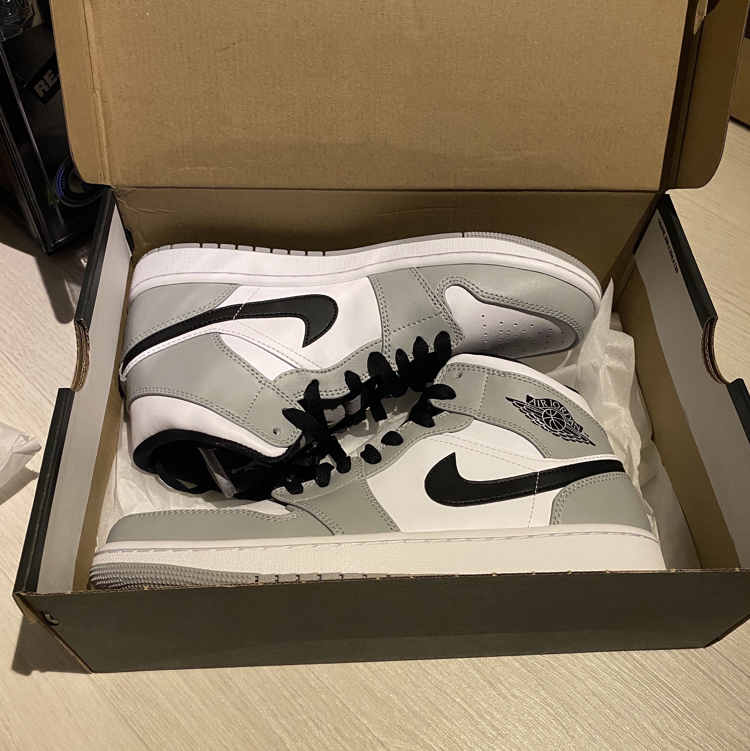 Nike Air Force 1 '07 Low White, Jordan 1 Mid Light Smoke Grey 착용 스타일 - 2