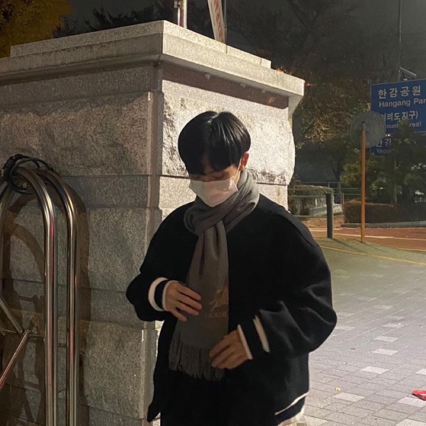 Zara x Ader Error Wool Blend Bomber Black 착용 스타일 - 3