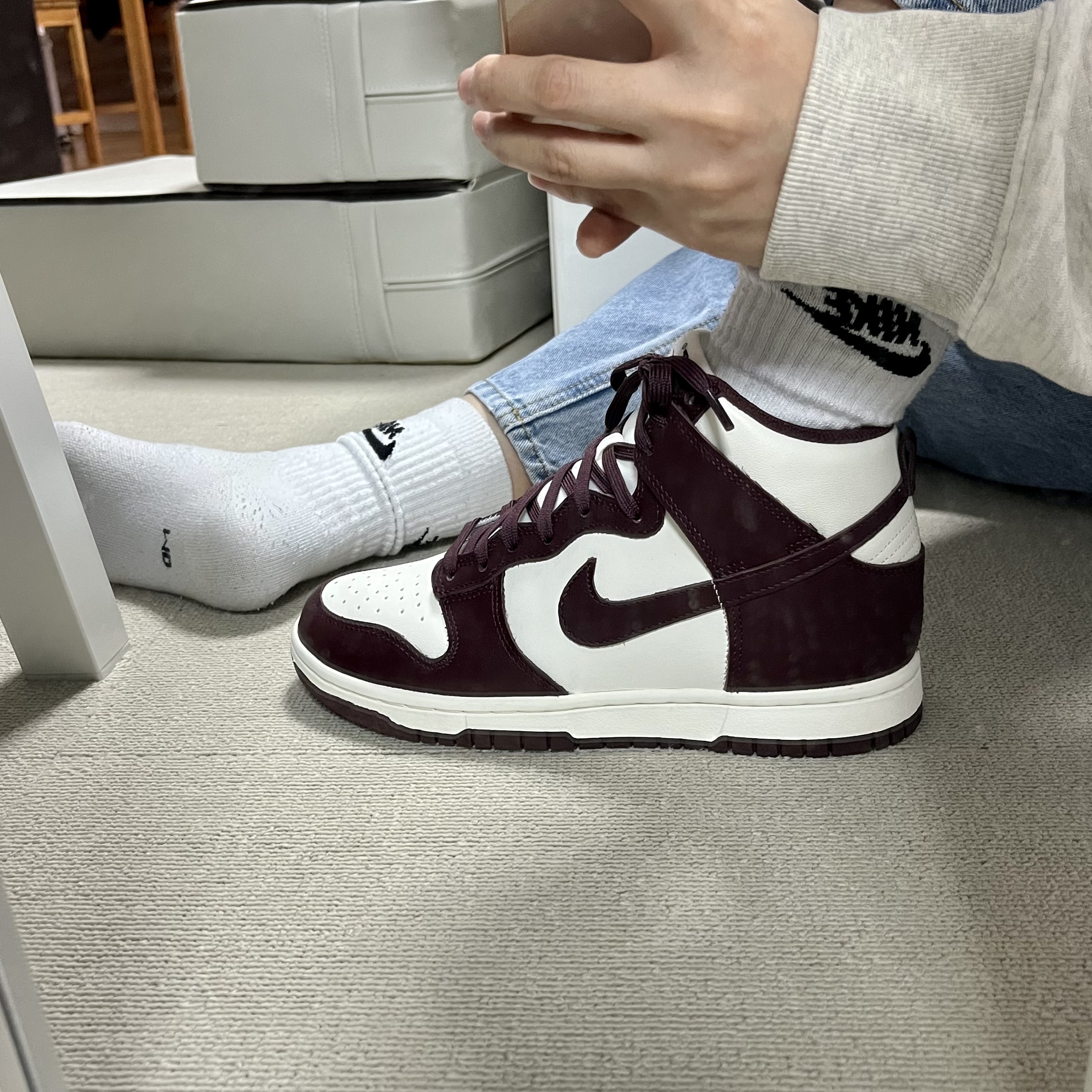 (W) Nike Dunk High Burgundy Crush 착용 스타일 - 2