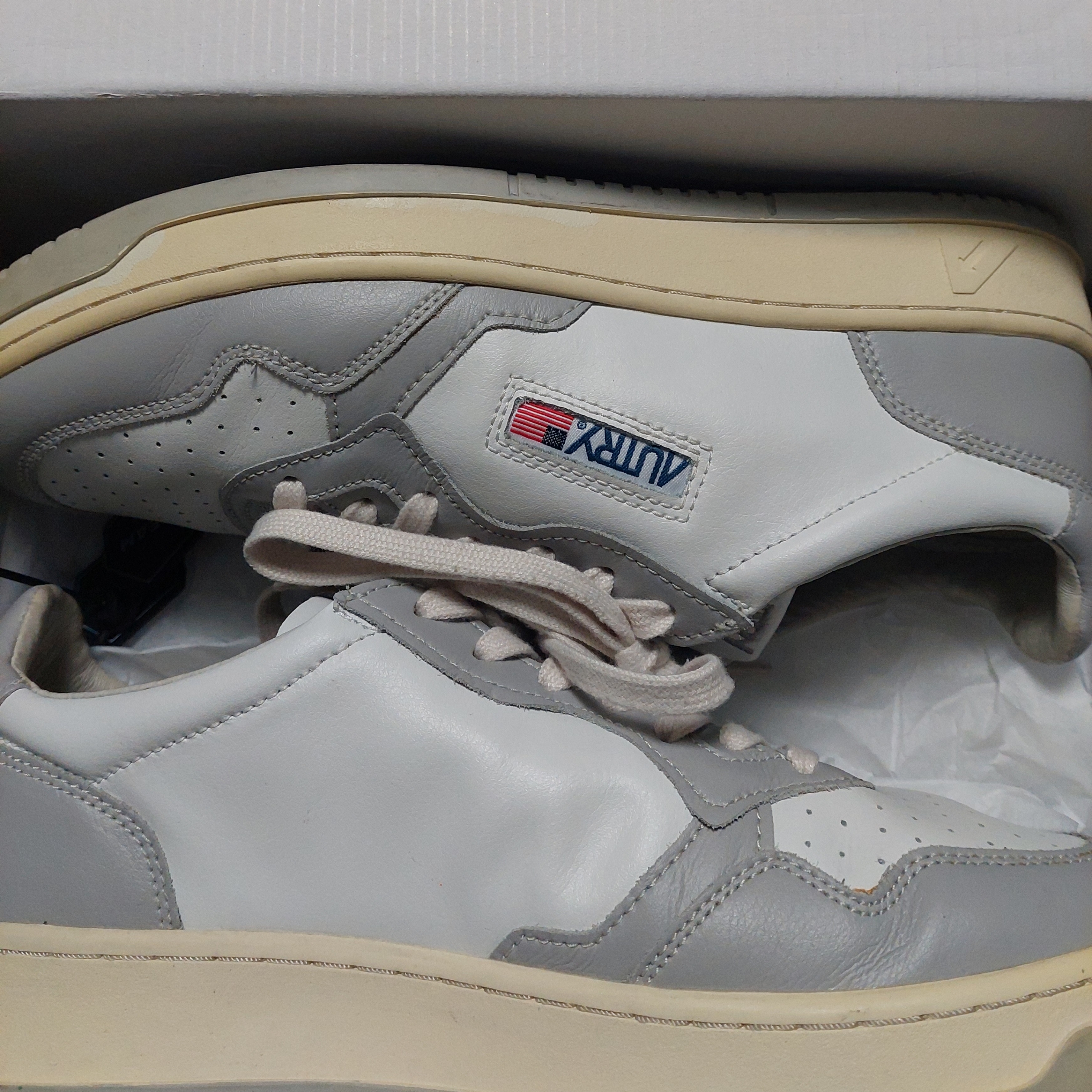 Autry Medalist Low Leather Sneakers White 착용 스타일 - 2