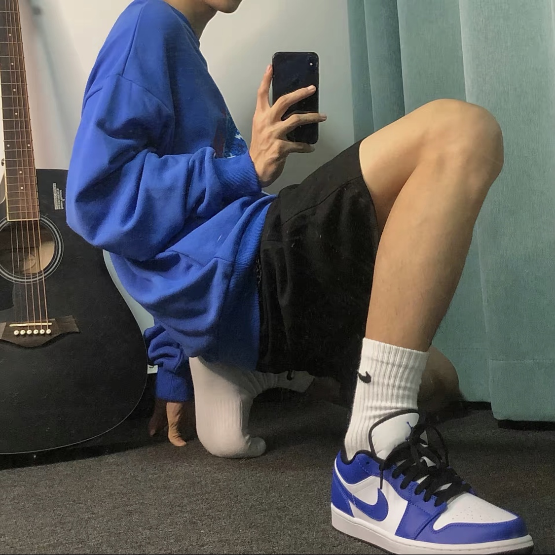 Jordan 1 Low Hyper Royal 착용 스타일 - 2