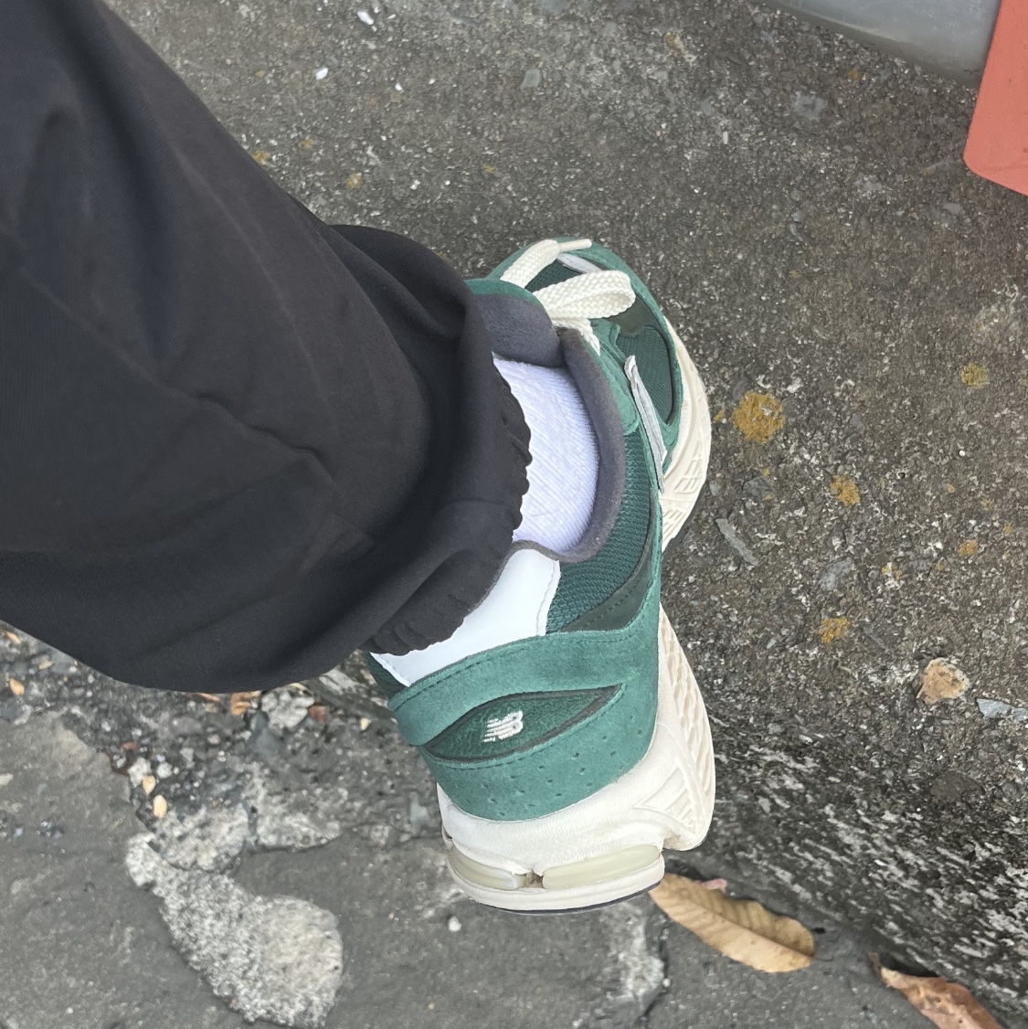 New Balance 2002R Nightwatch Green 착용 스타일