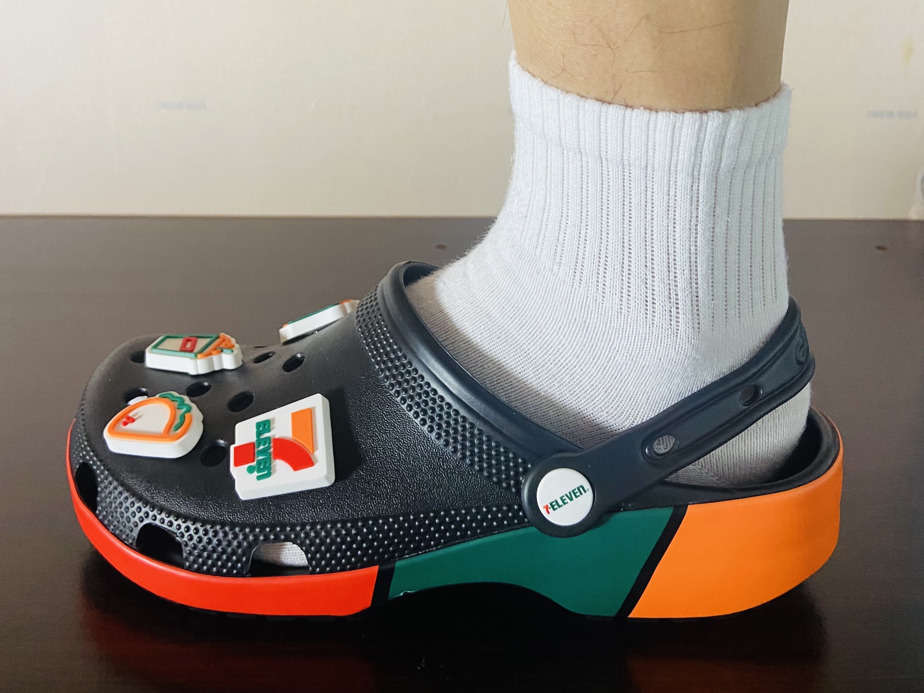 Crocs x 7-Eleven Classic Clog Black 착용 스타일