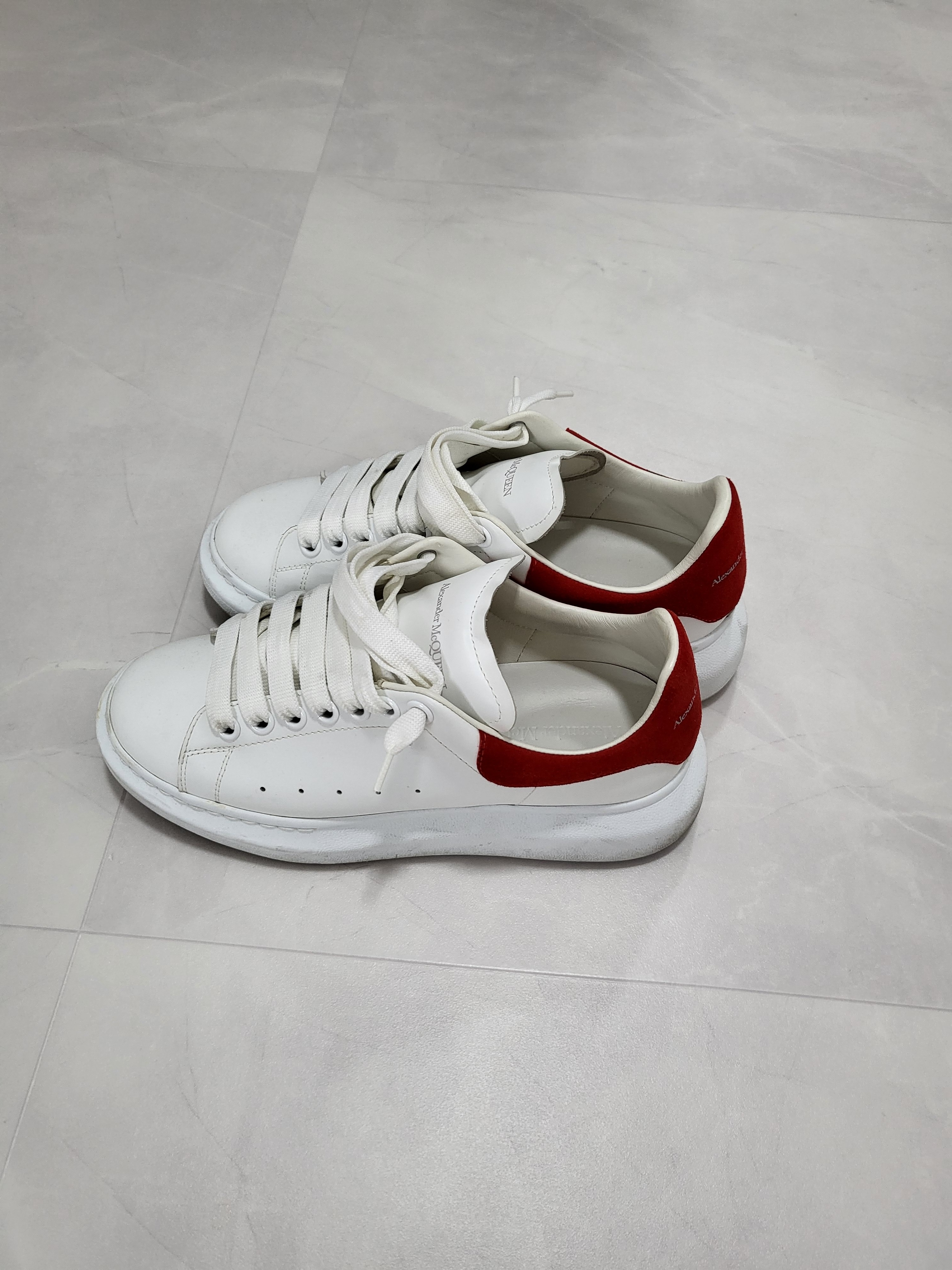 Gucci Rhyton Leather Sneakers Logo, Alexander McQueen Oversized Sneakers Lust Red 착용 스타일 - 2