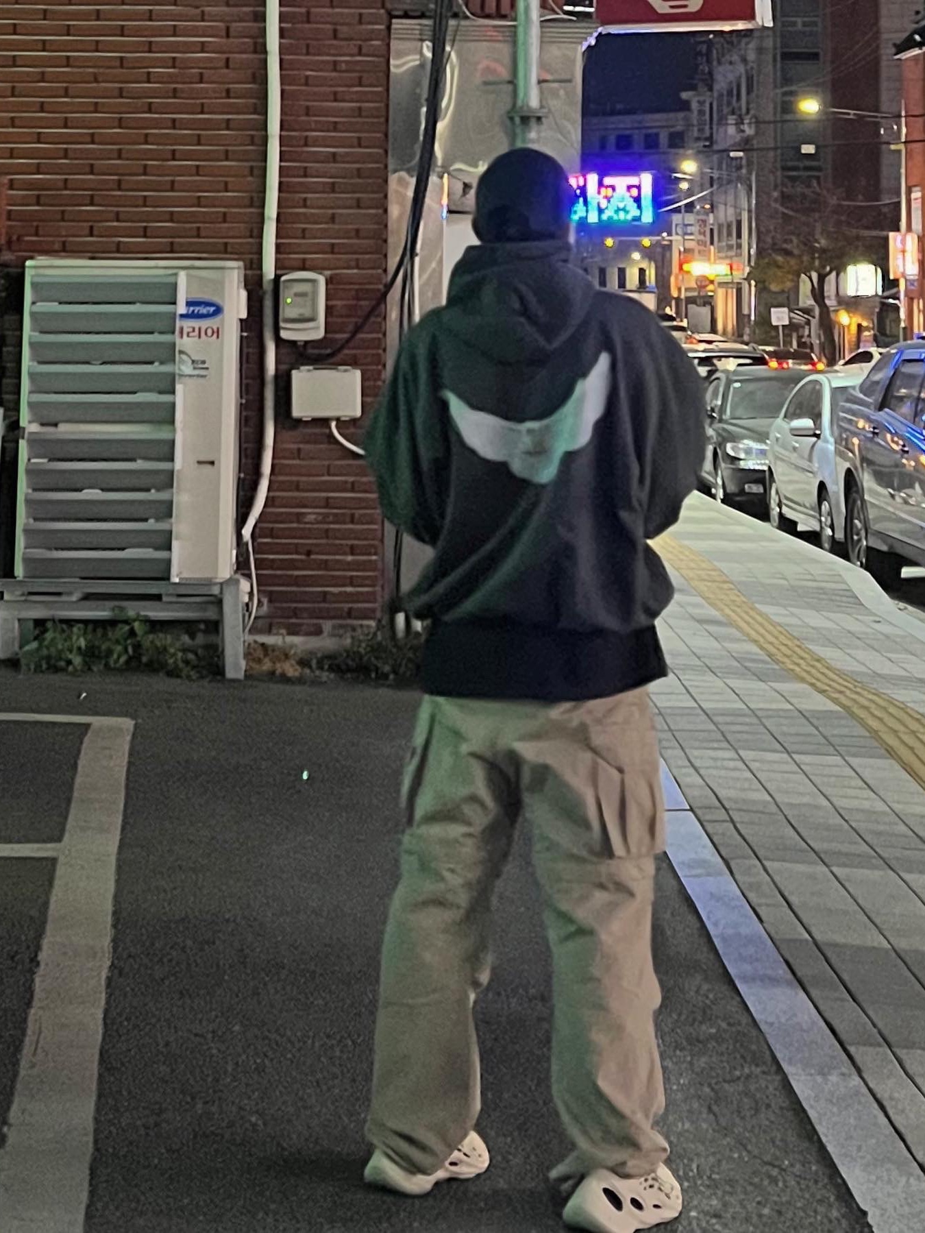 Yeezy Gap Engineered By Balenciaga Dove Hoodie Black, Adidas Yeezy Foam RNNR Sand 착용 스타일 - 2
