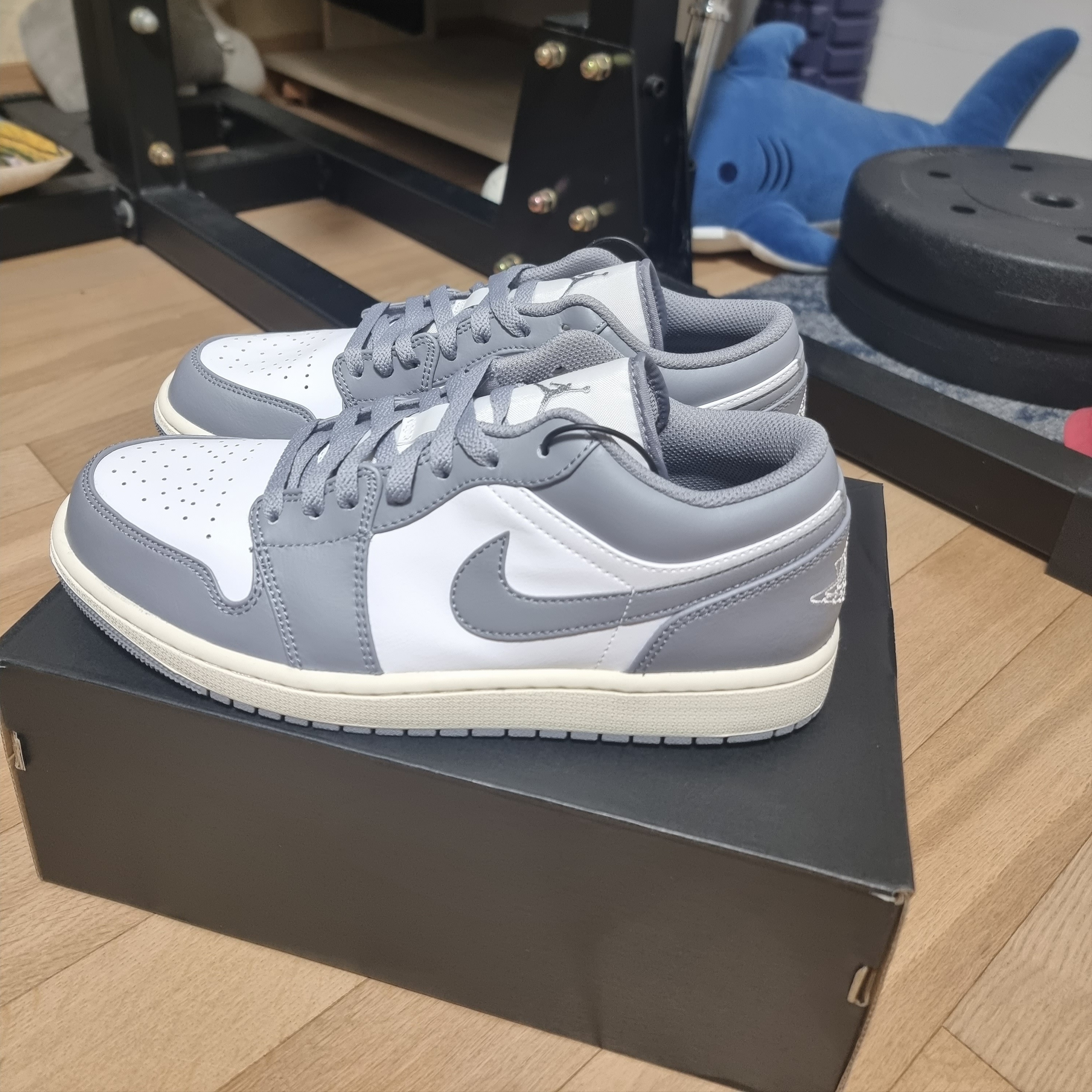 Jordan 1 Low Stealth and White 착용 스타일 - 2