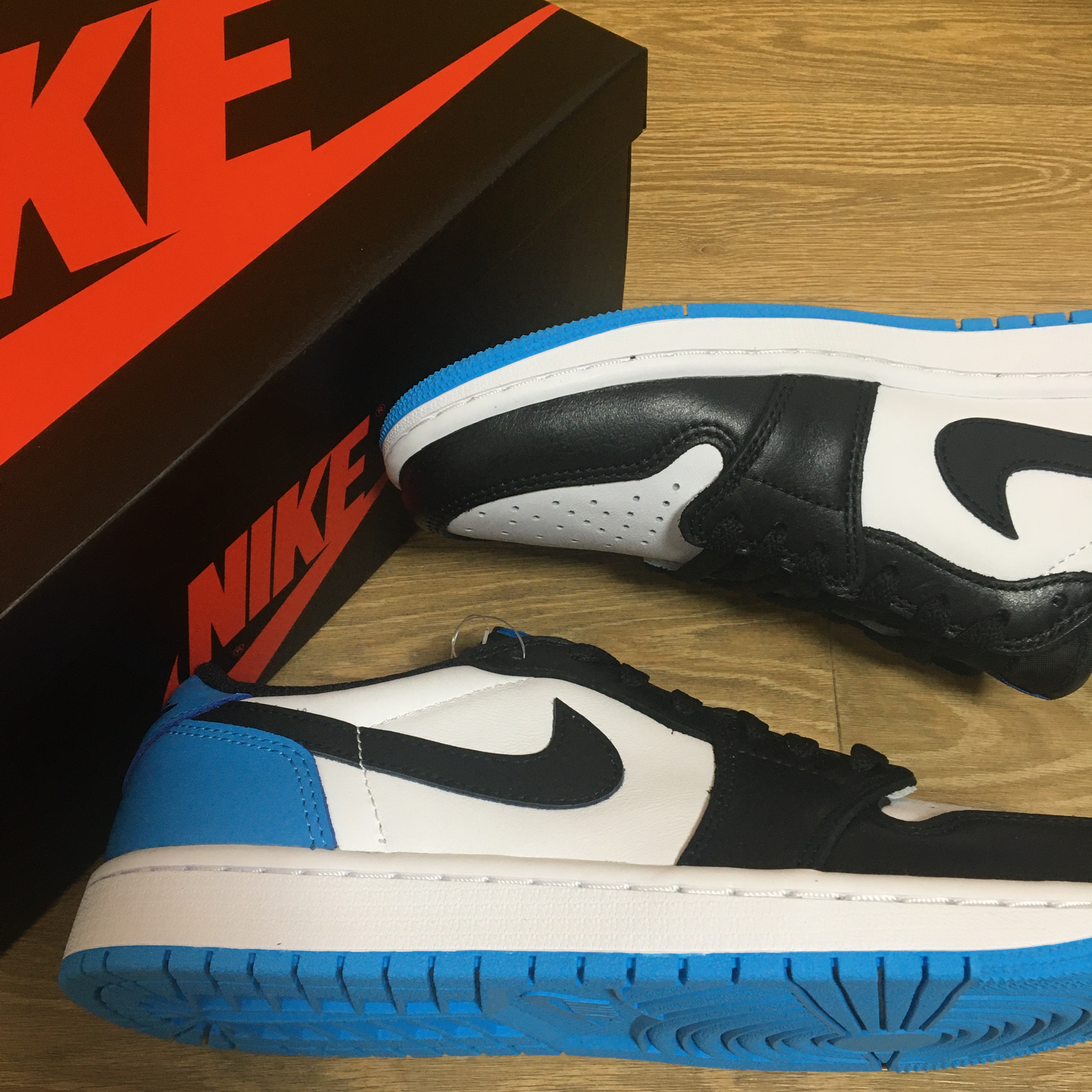 Jordan 1 Retro Low OG Black and Dark Powder Blue 착용 스타일 - 2