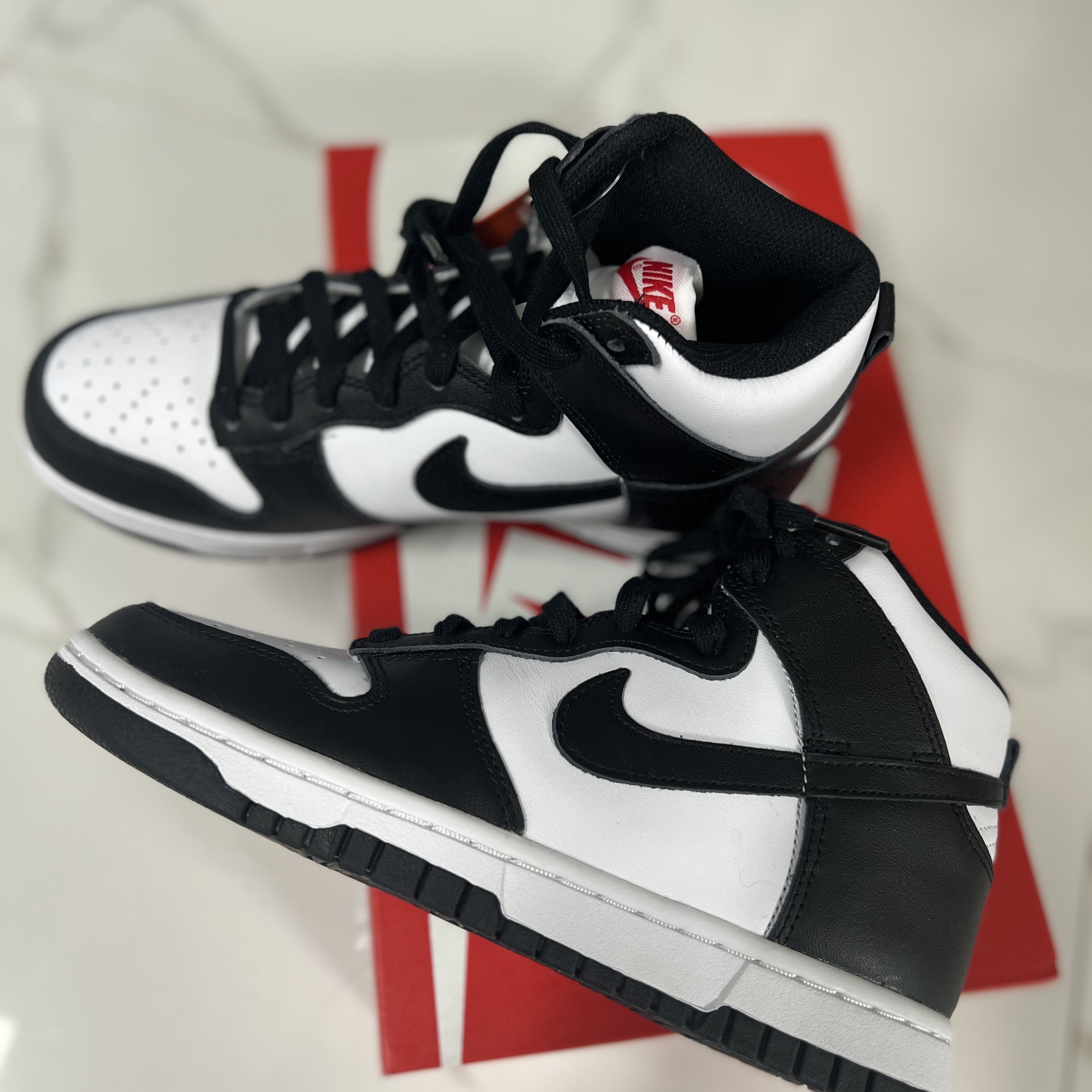 (W) Nike Dunk High Black and White 착용 스타일 - 1
