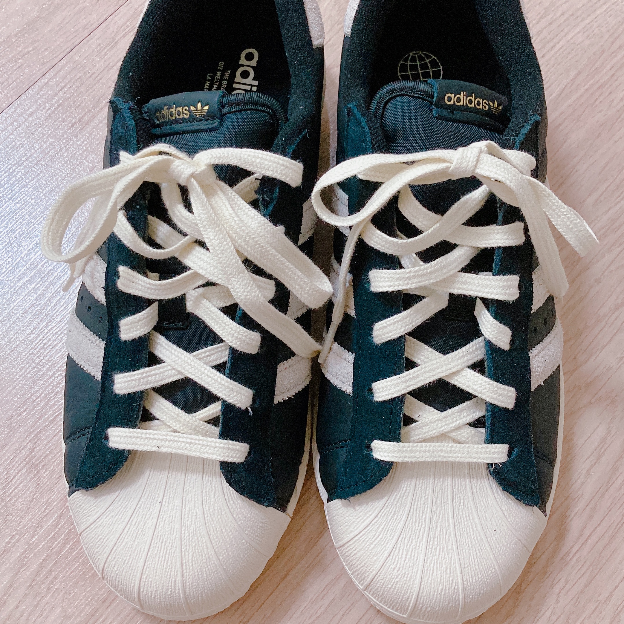 Adidas Superstar 82 Black White 착용 스타일 - 2
