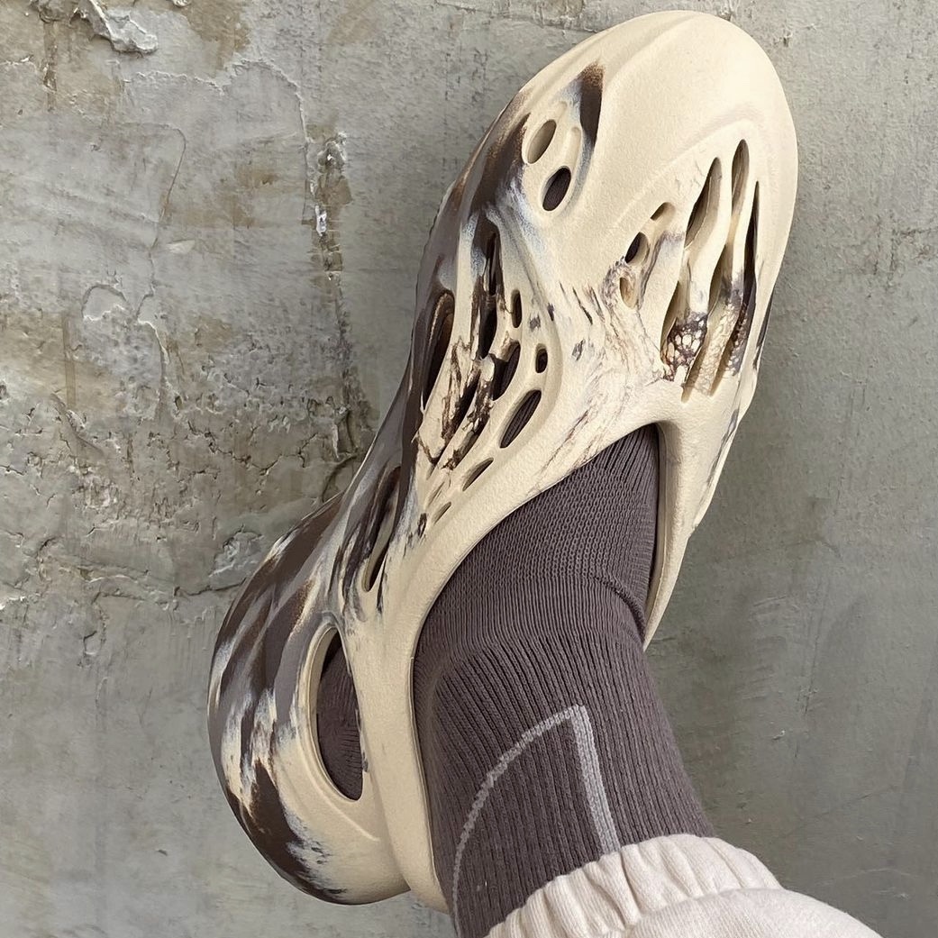 Adidas Yeezy Foam RNNR MX Cream Clay 착용 스타일