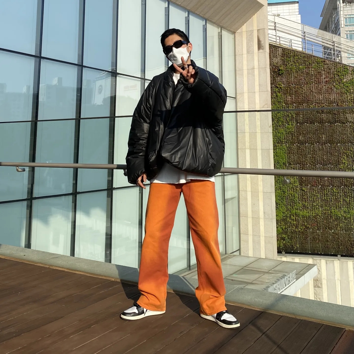 Yeezy Gap Round Jacket Black 착용 스타일 - 2