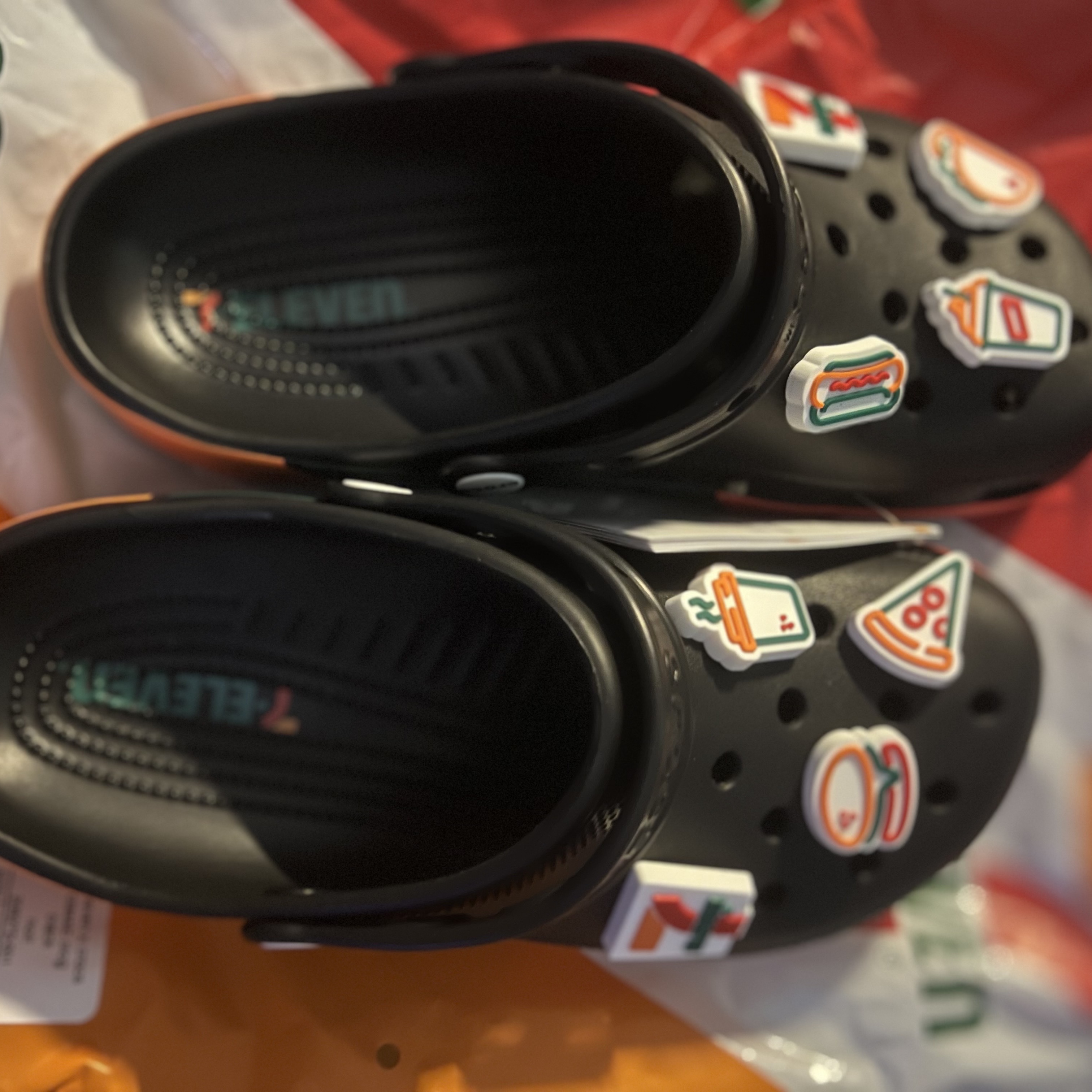 Crocs x 7-Eleven Classic Clog Black 착용 스타일
