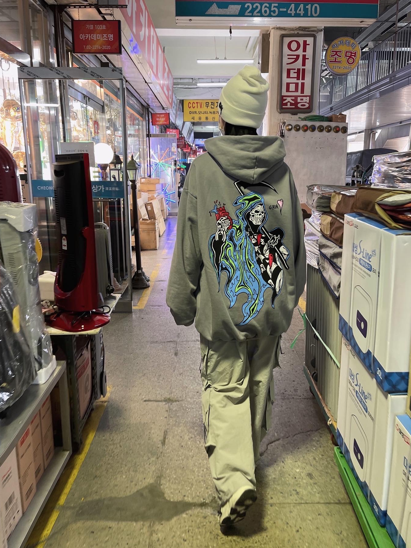 Nike x Stussy NRG Cuffed Beanie Summit White, Adidas Yeezy Boost 700 V2 Static 2022 착용 스타일 - 3
