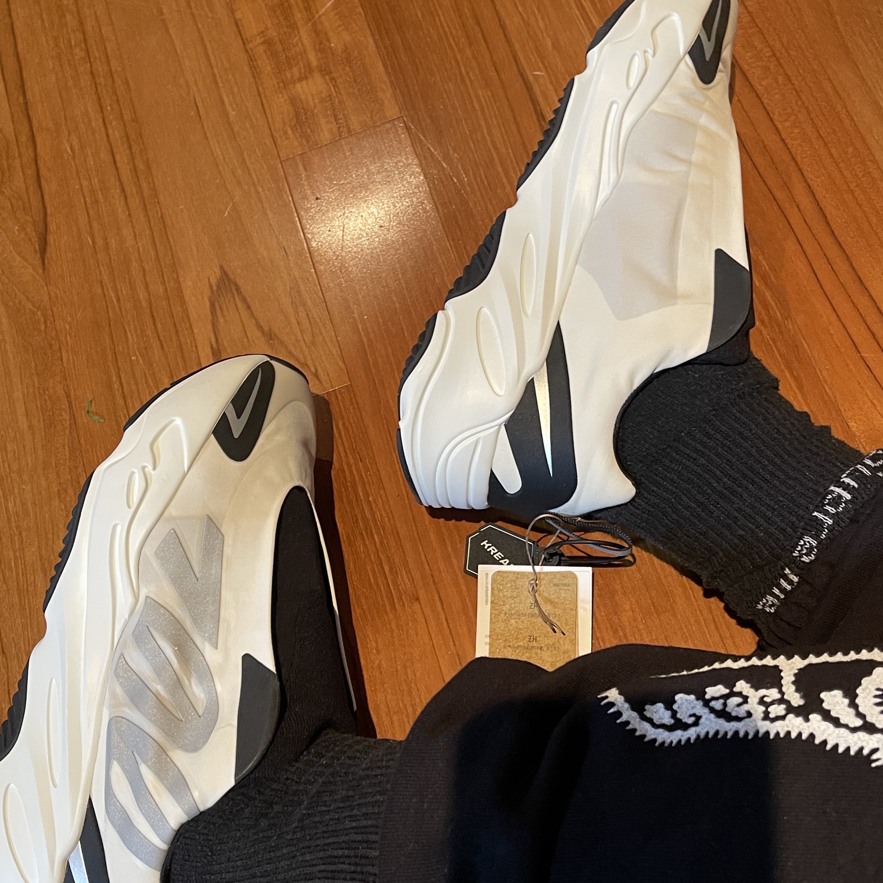 Adidas Yeezy Boost 700 MNVN Analog 착용 스타일 - 3