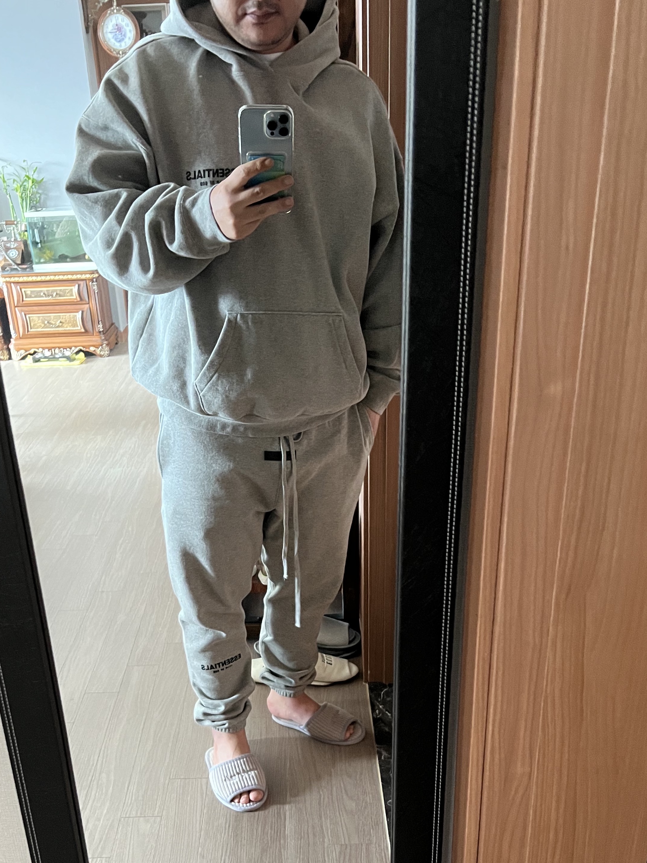 Essentials The Core Collection Hoodie Dark Oatmeal, Essentials The Core Collection Sweatpants Dark Oatmeal 착용 스타일
