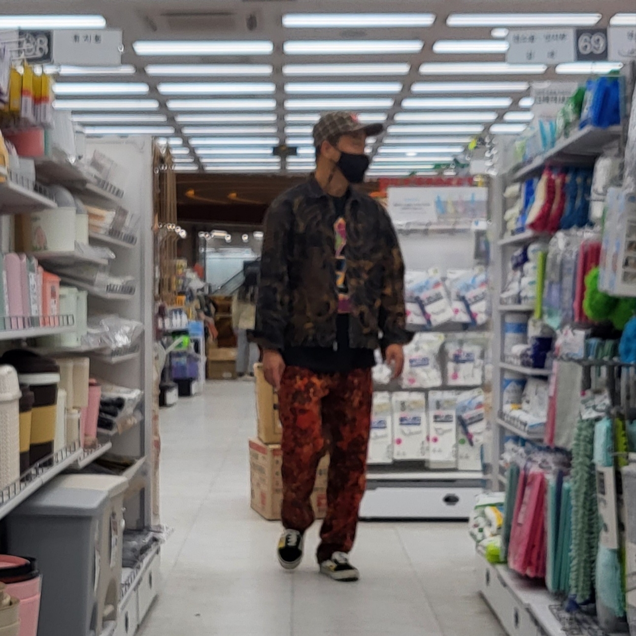 Supreme Regular Jean Bleached Red - 21FW 착용 스타일
