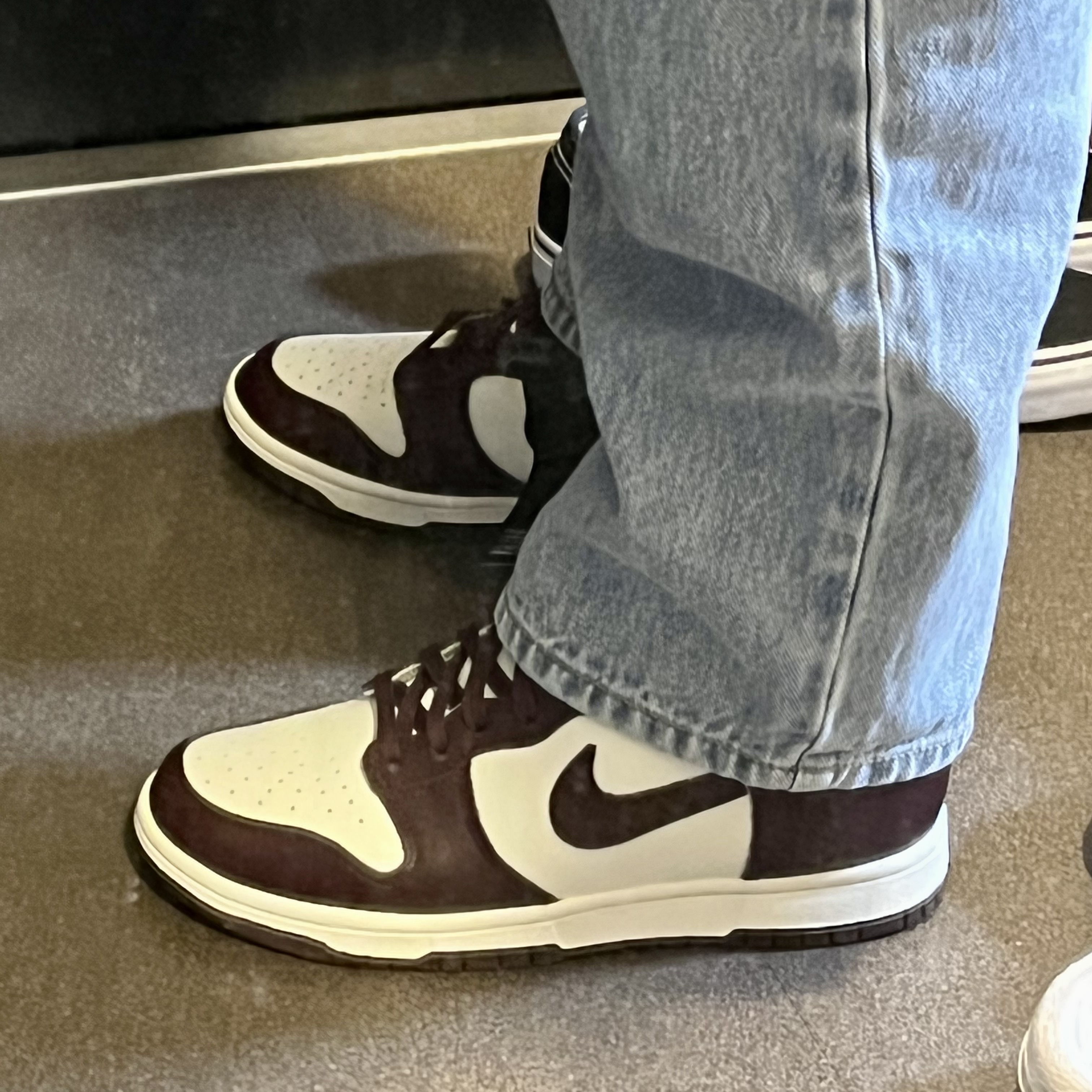 (W) Nike Dunk High Burgundy Crush 착용 스타일 - 3