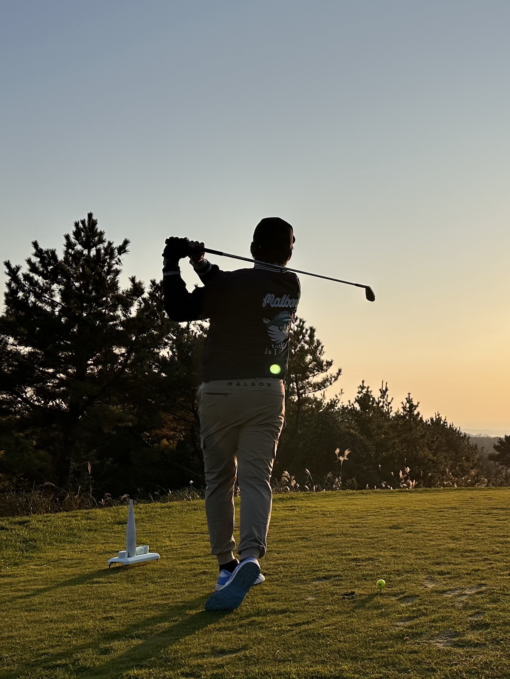 Malbon Golf Tiger Buckets Piste Green, Jordan 1 Low Golf White and University Blue 착용 스타일