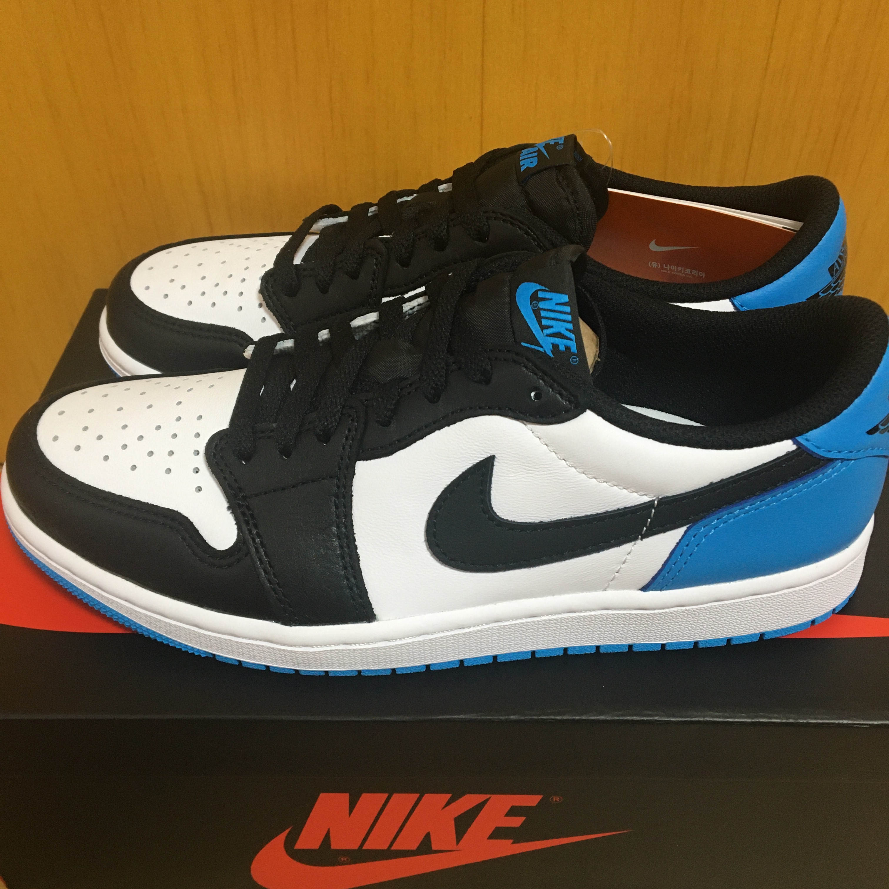 Jordan 1 Retro Low OG Black and Dark Powder Blue 착용 스타일 - 3