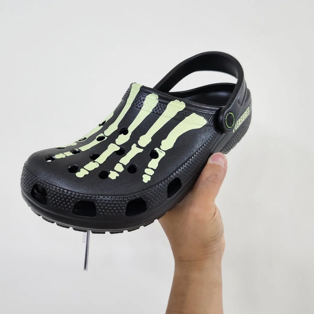Crocs x Pleasures Clog Black 착용 스타일 - 2