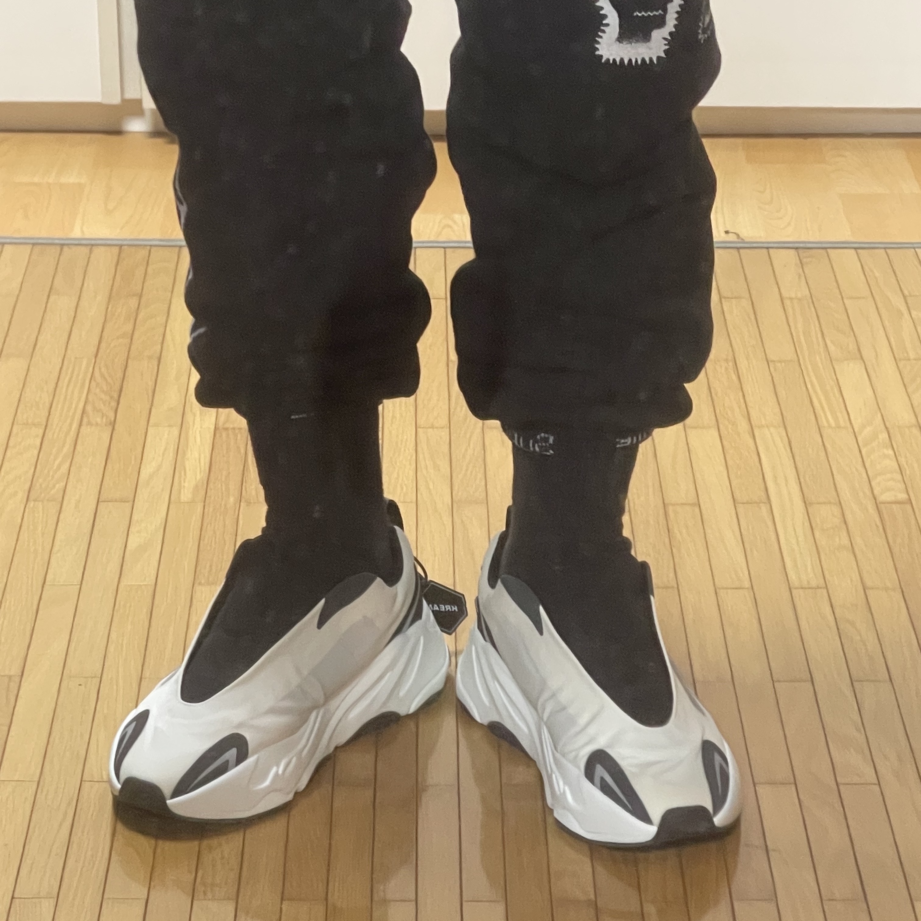 Adidas Yeezy Boost 700 MNVN Analog 착용 스타일 - 4