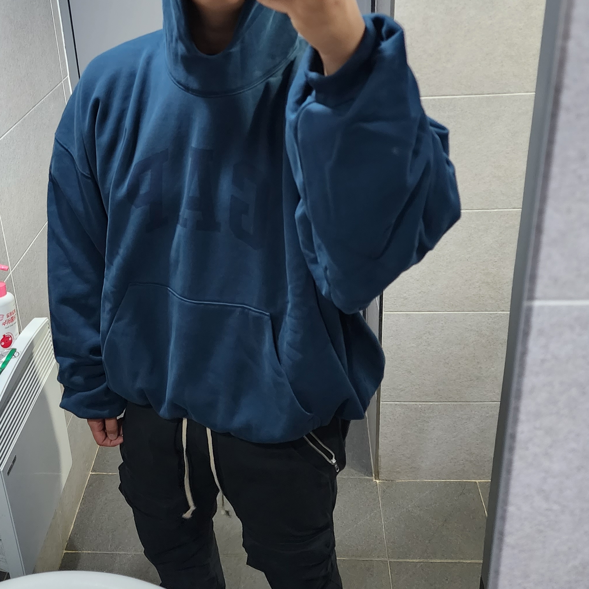 Yeezy Gap Engineered By Balenciaga Dove Hoodie Dark Blue 착용 스타일