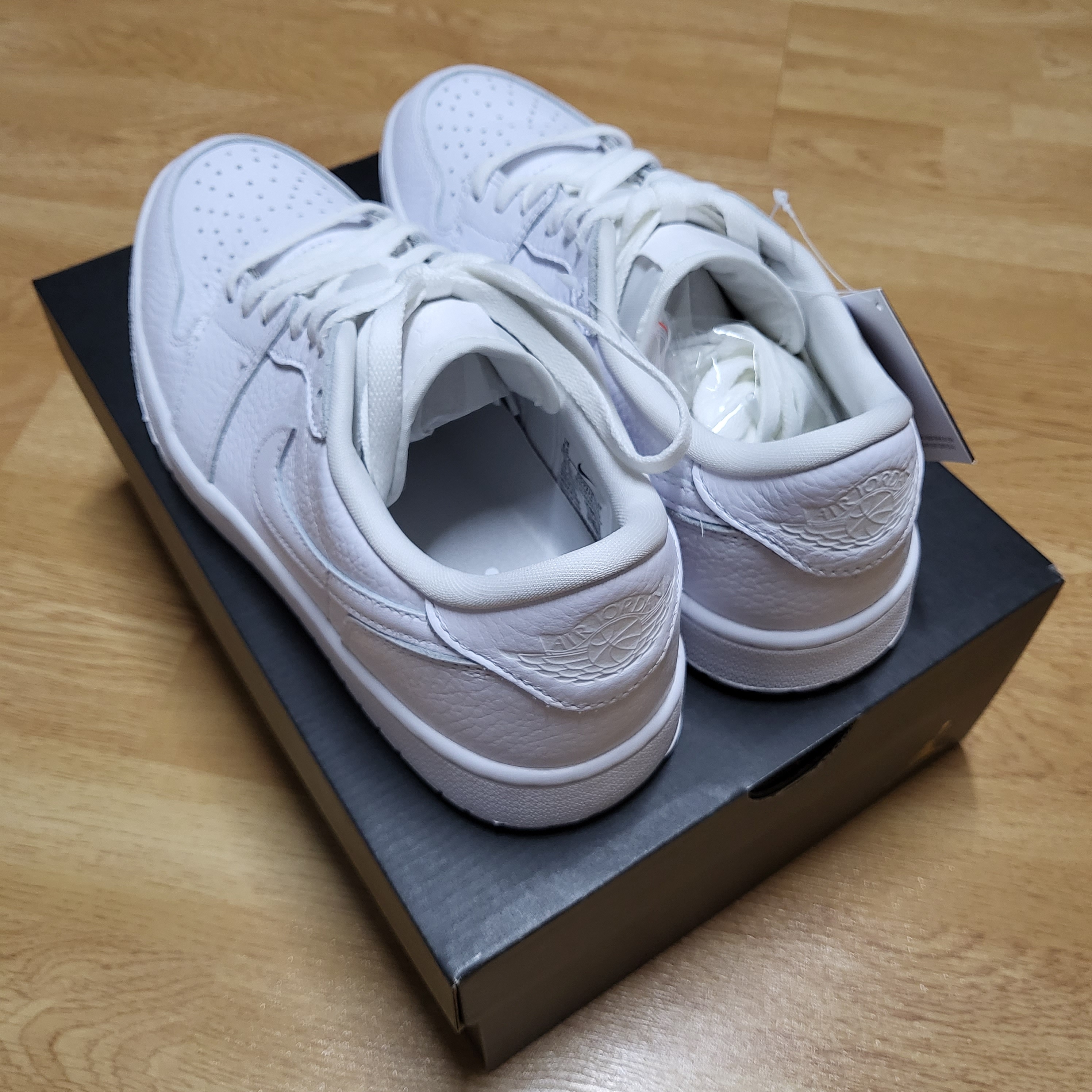 Jordan 1 Low Golf Triple White 착용 스타일 - 3