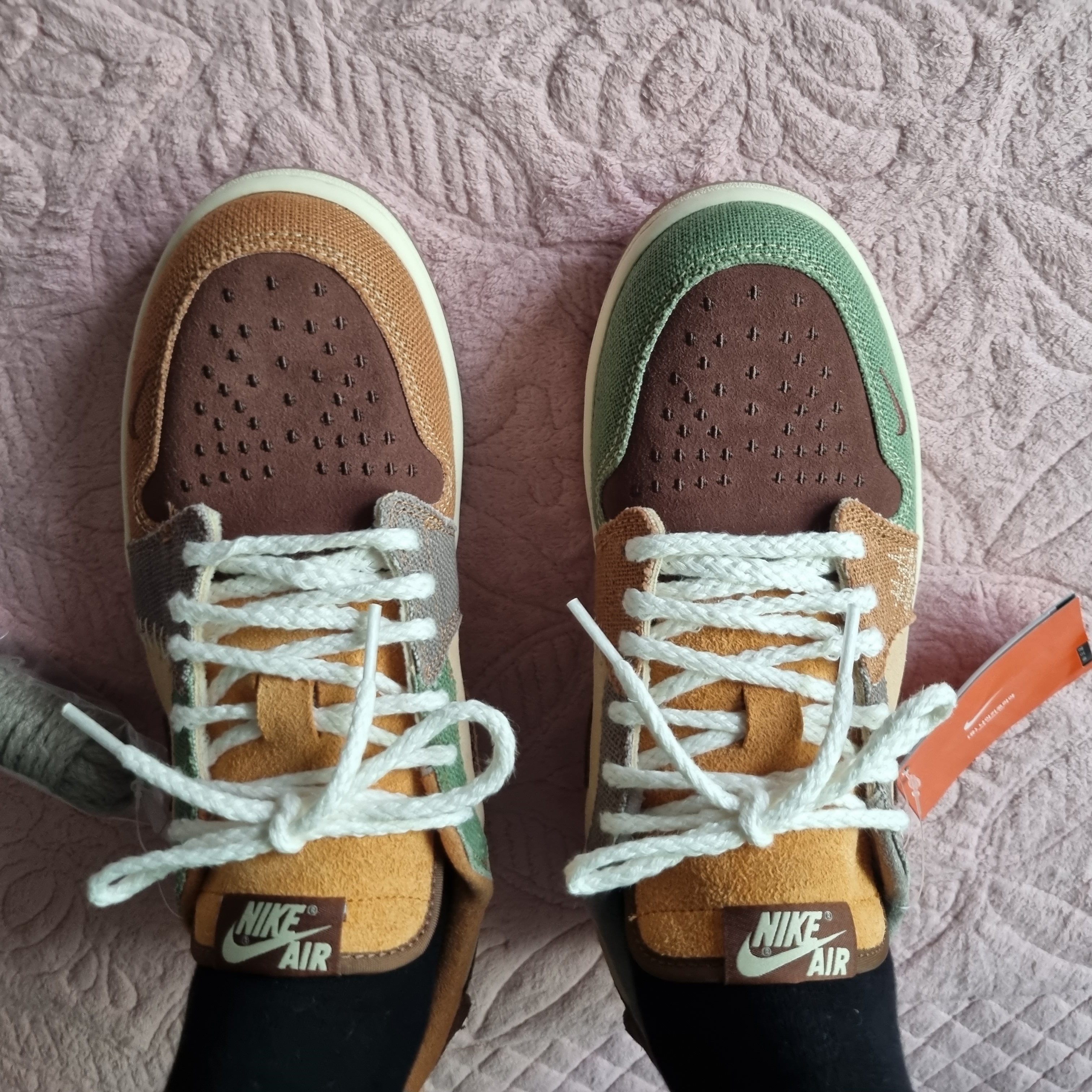 Jordan 1 x Zion Williamson Retro Low OG Flax and Oil Green 착용 스타일