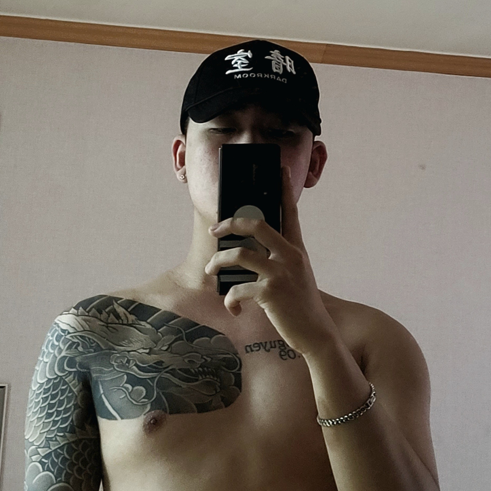 Darkr8m Studio Mesh Trucker Cap Black 착용 스타일