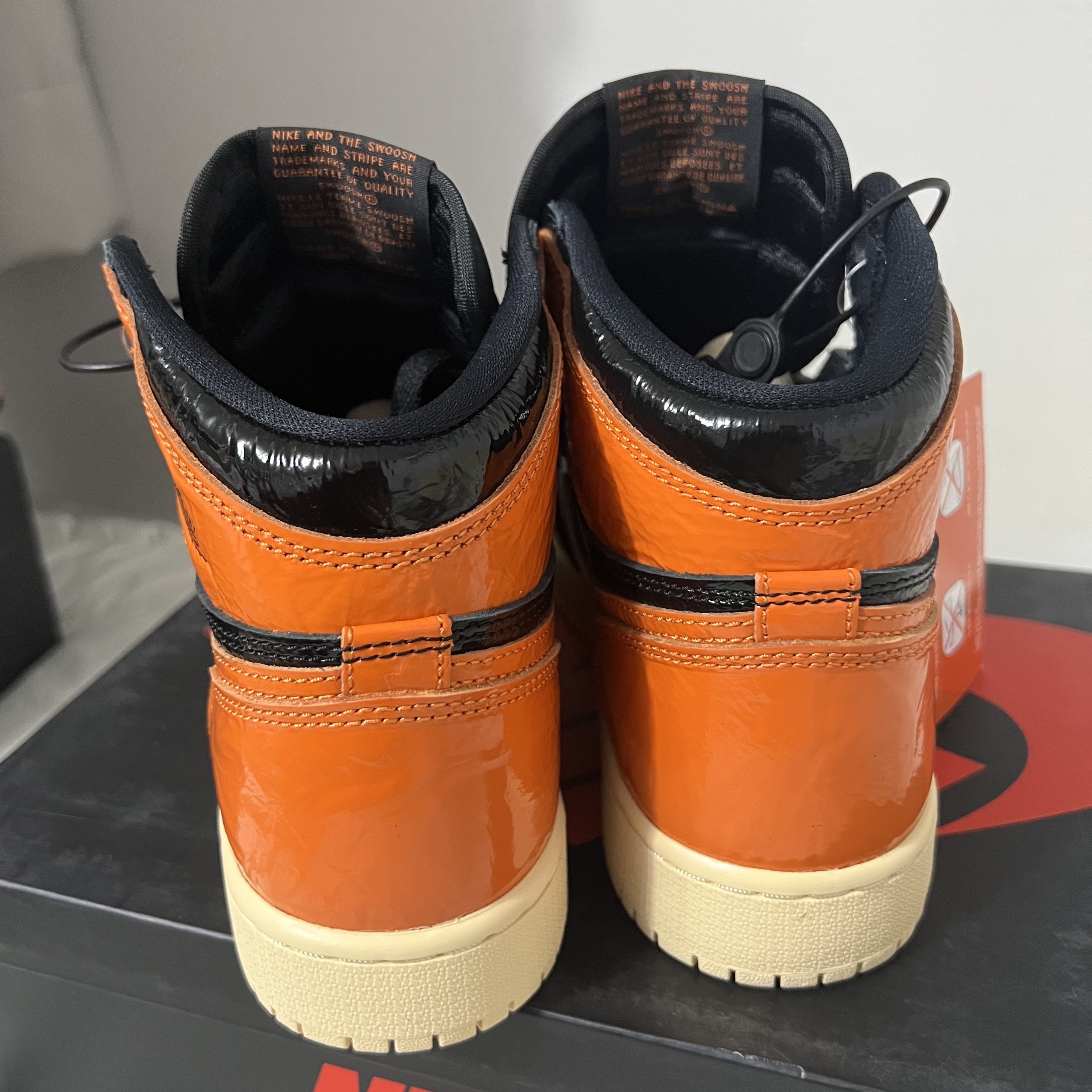 Jordan 1 Retro High Shattered Backboard 3.0, (GS) Jordan 1 Retro High OG Shattered Backboard 3.0 착용 스타일 - 3