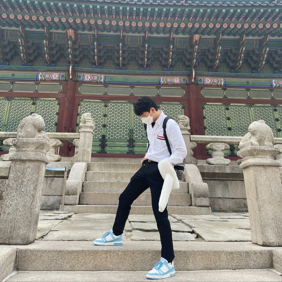 Louis Vuitton LV Trainer Sneakers Bleu Ciel, Dior Travel Backpack Blue Dior Oblique Jacquard 착용 스타일