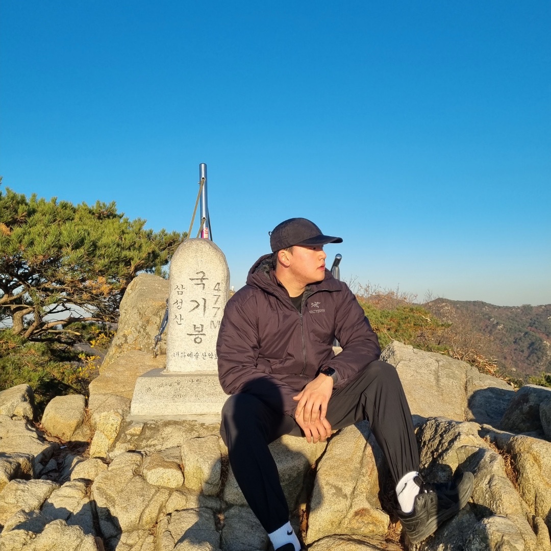 Arc'teryx Atom AR Hoody Black, Asics Jog 100 2 Black 착용 스타일