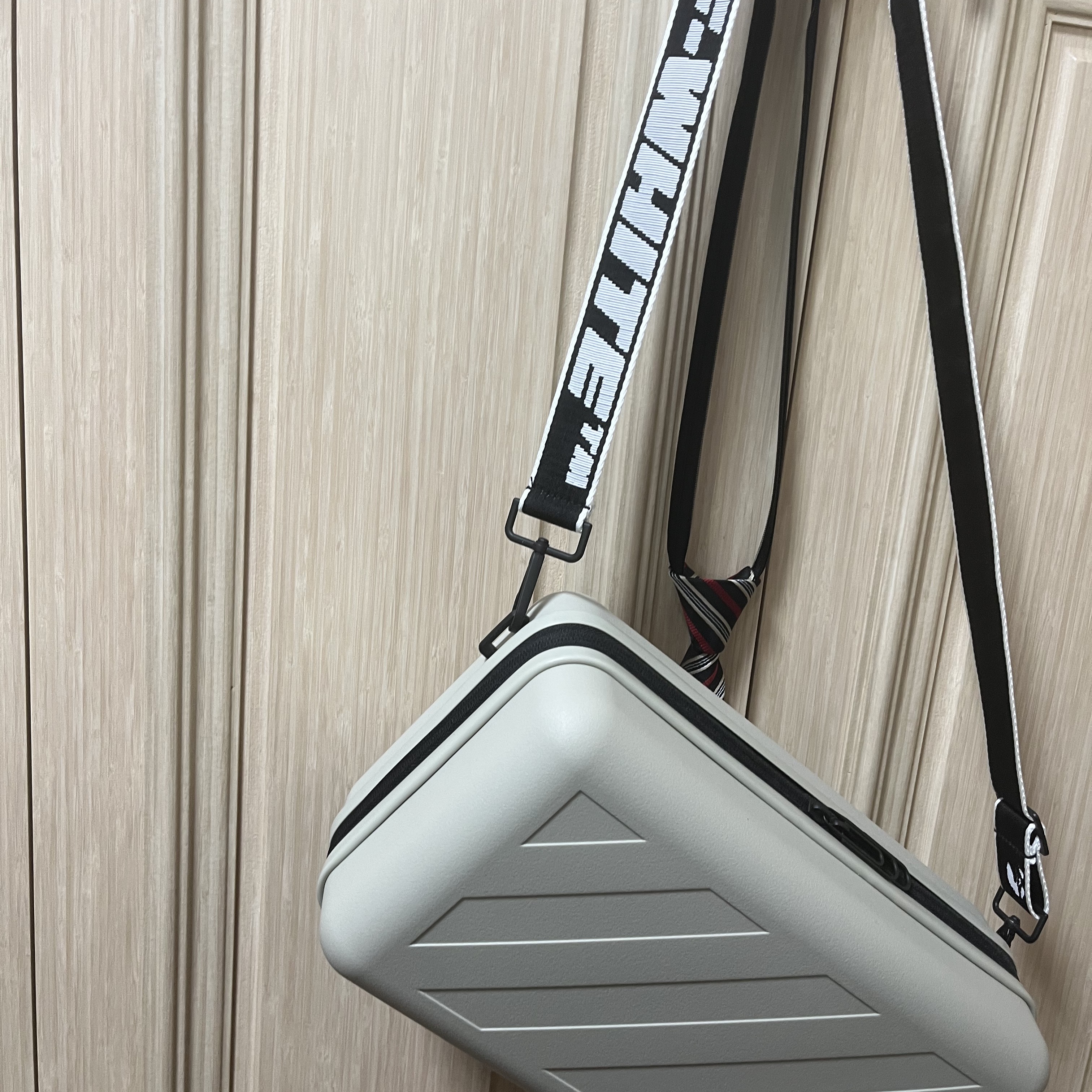 Off-White x Amore Pacific Protection Box (Without Cosmetics) 착용 스타일