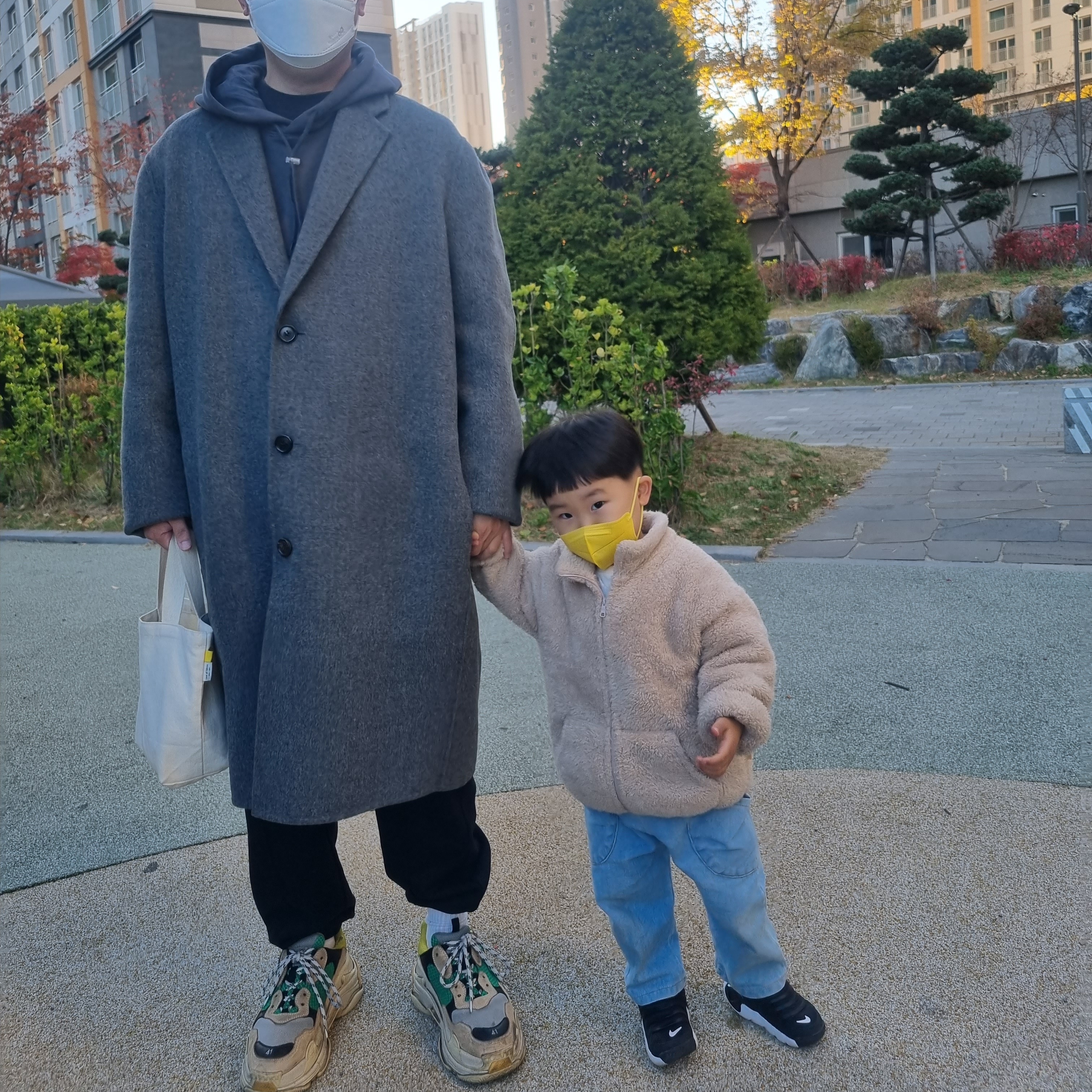 Balenciaga Triple S Yellow Green 착용 스타일