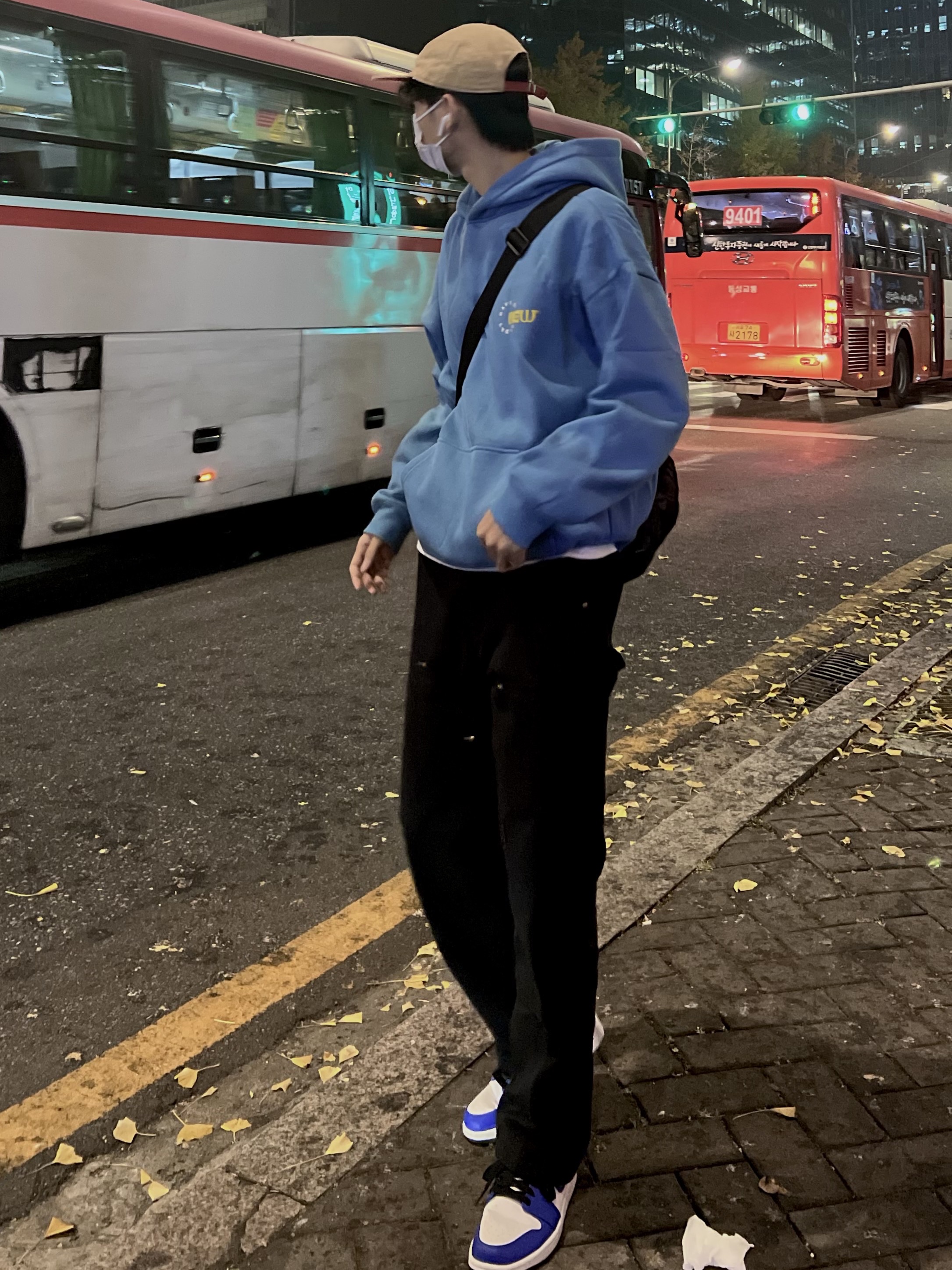 Jordan 1 Low Hyper Royal 착용 스타일 - 3