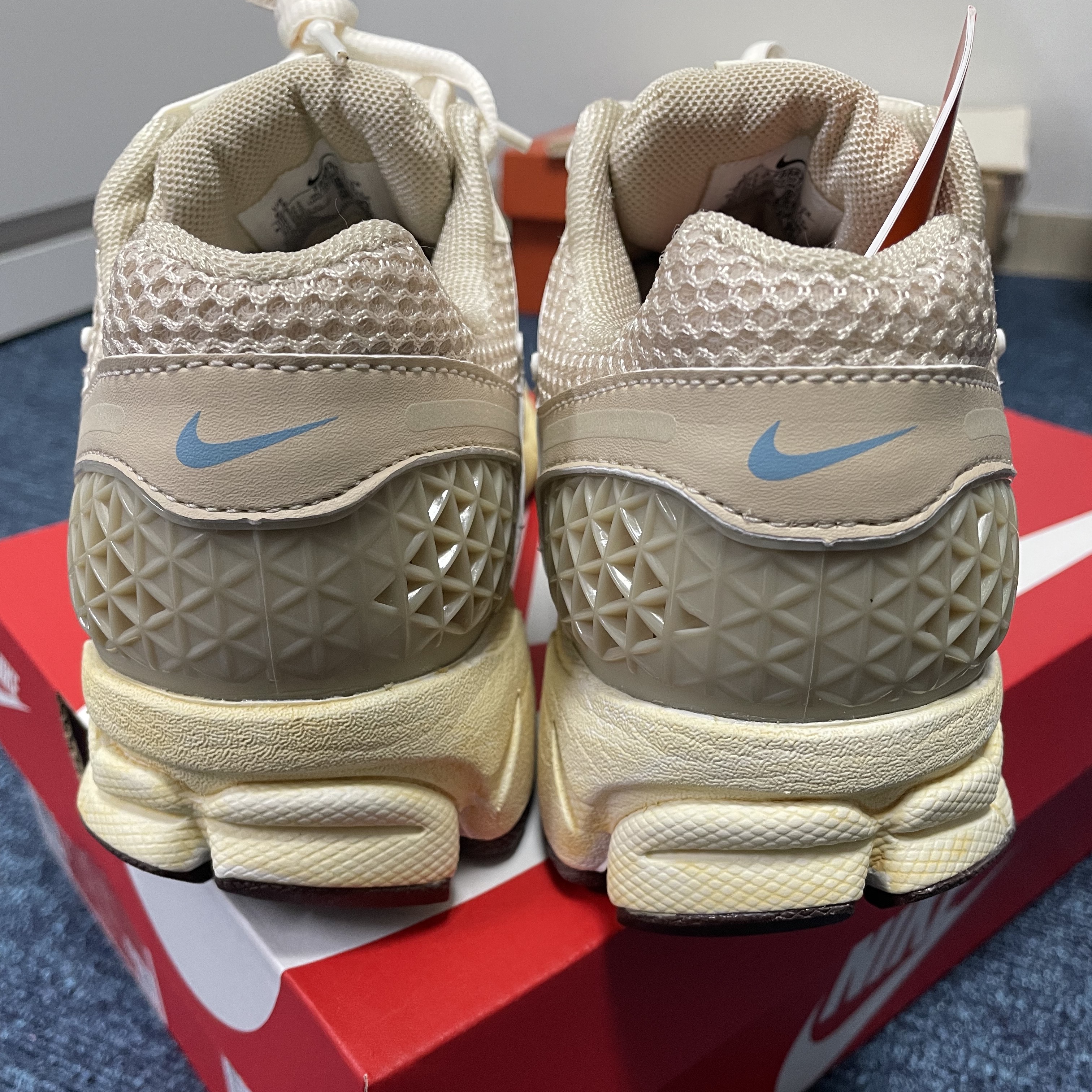 (W) Nike Zoom Vomero 5 Oatmeal 착용 스타일 - 3