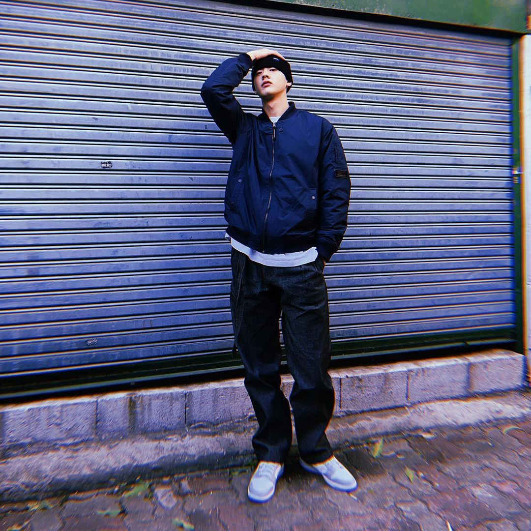 Jordan 1 Low Stealth and White 착용 스타일 - 2