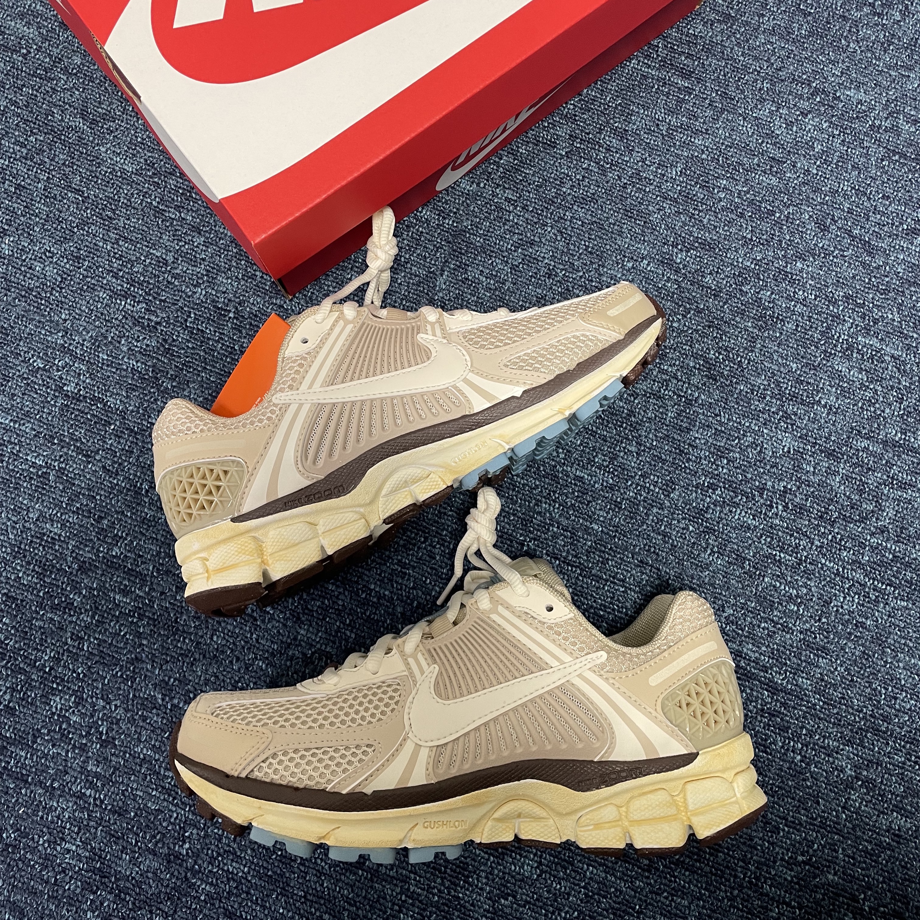 (W) Nike Zoom Vomero 5 Oatmeal 착용 스타일 - 1