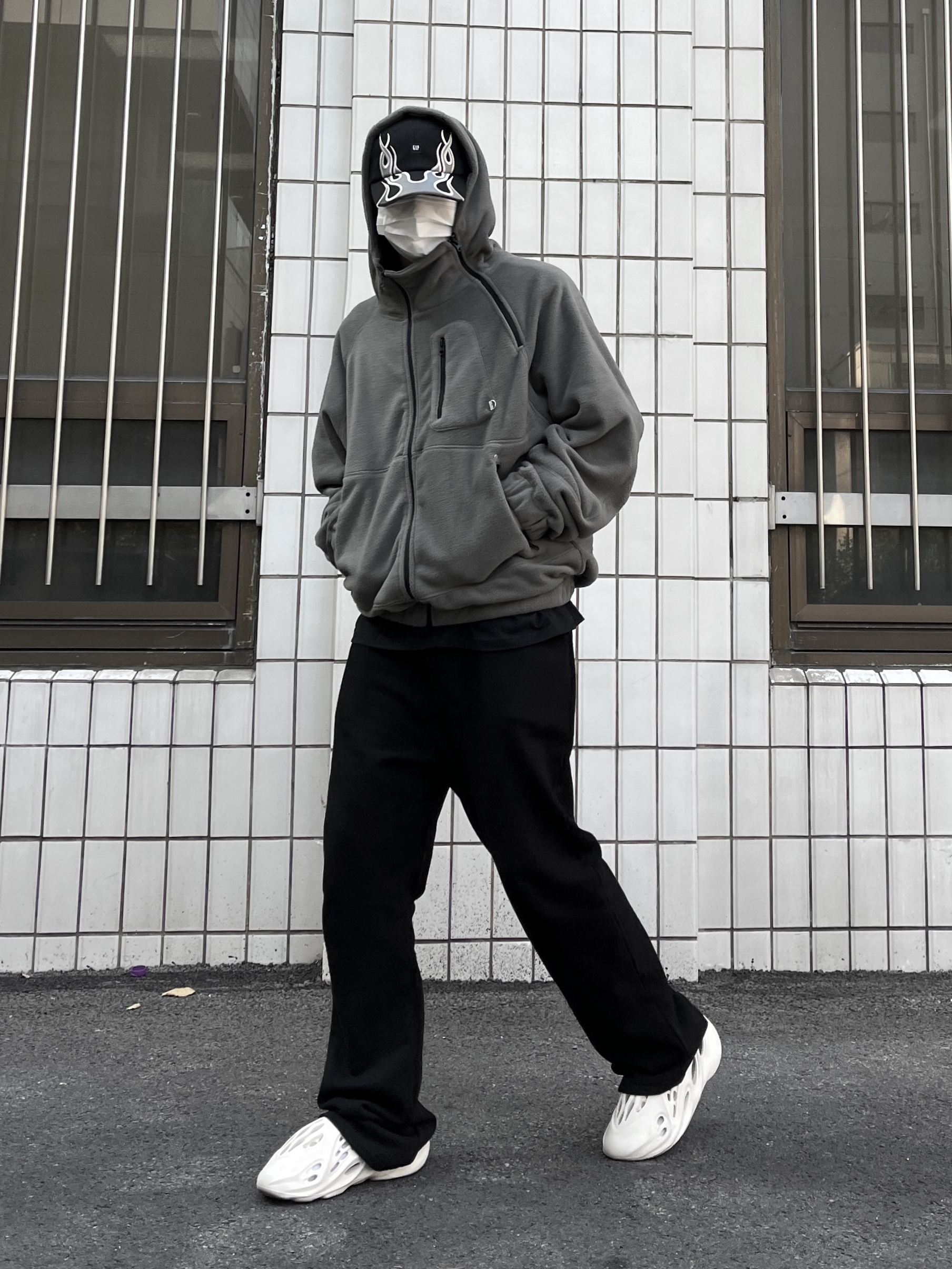 Adidas Yeezy Foam RNNR Sand, Yeezy Gap Engineered By Balenciaga Flame Cap Black 착용 스타일 - 1