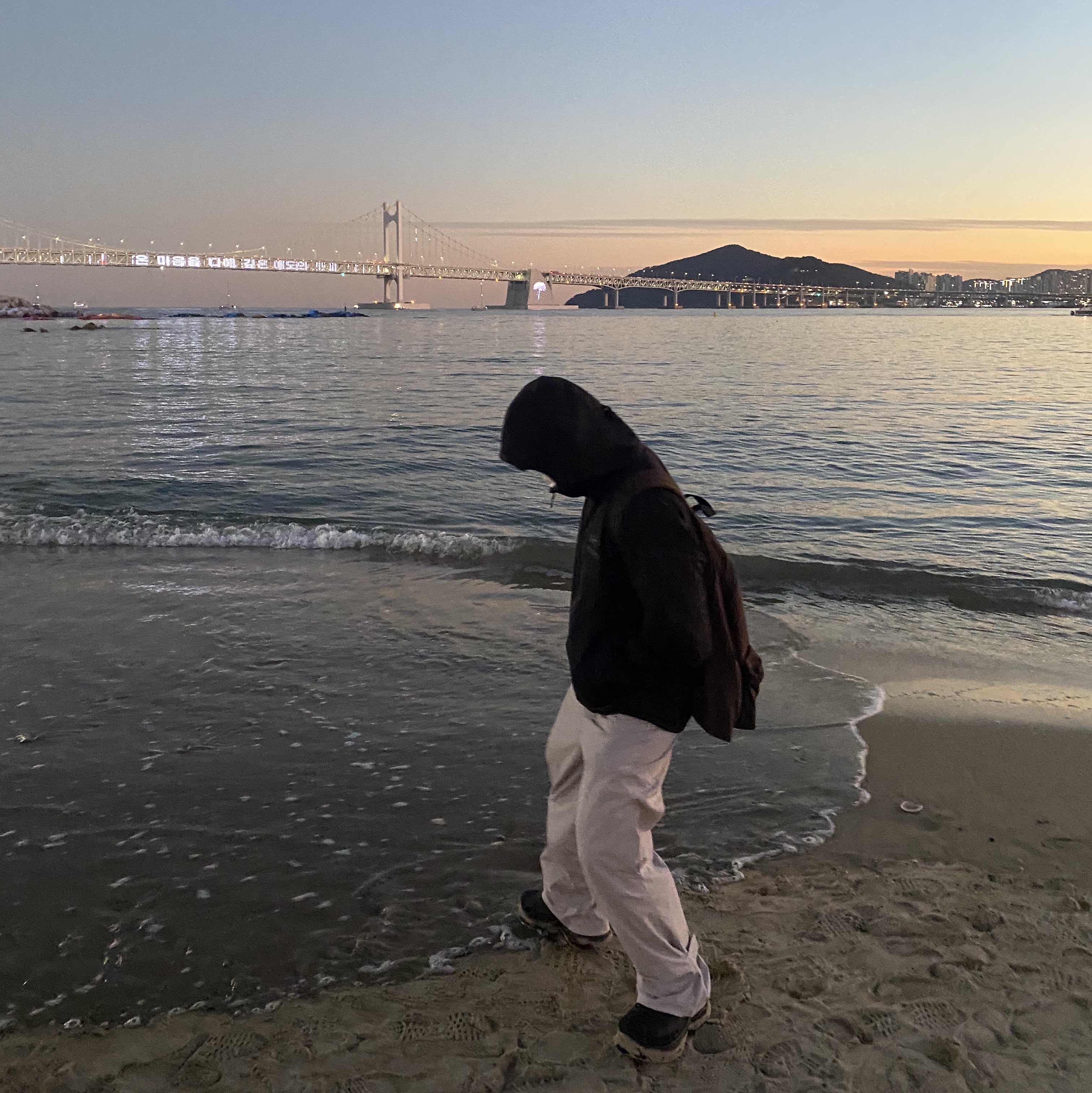 Arc'teryx Atom LT Hoody Black, Balenciaga x Crocs Rubber Boot Black 착용 스타일 - 2