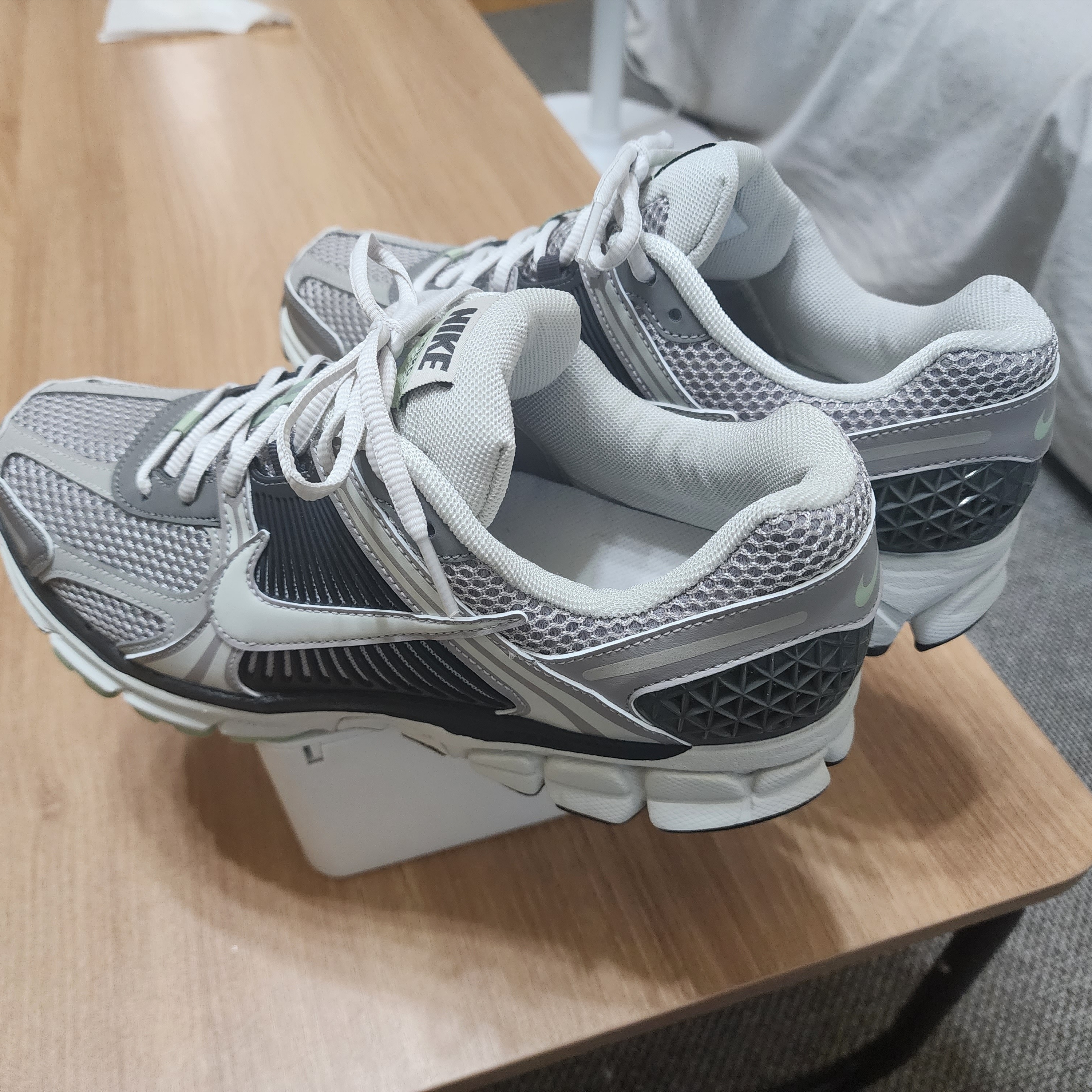 (W) Nike Zoom Vomero 5 Cobblestone and Flat Pewter 착용 스타일