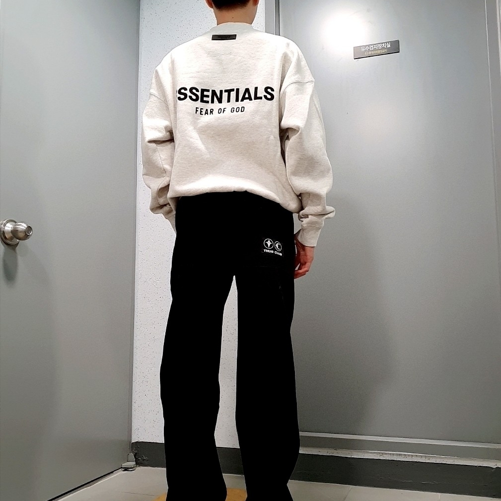 Essentials The Core Collection Crewneck Sweatshirt Light Oatmeal 착용 스타일 - 2